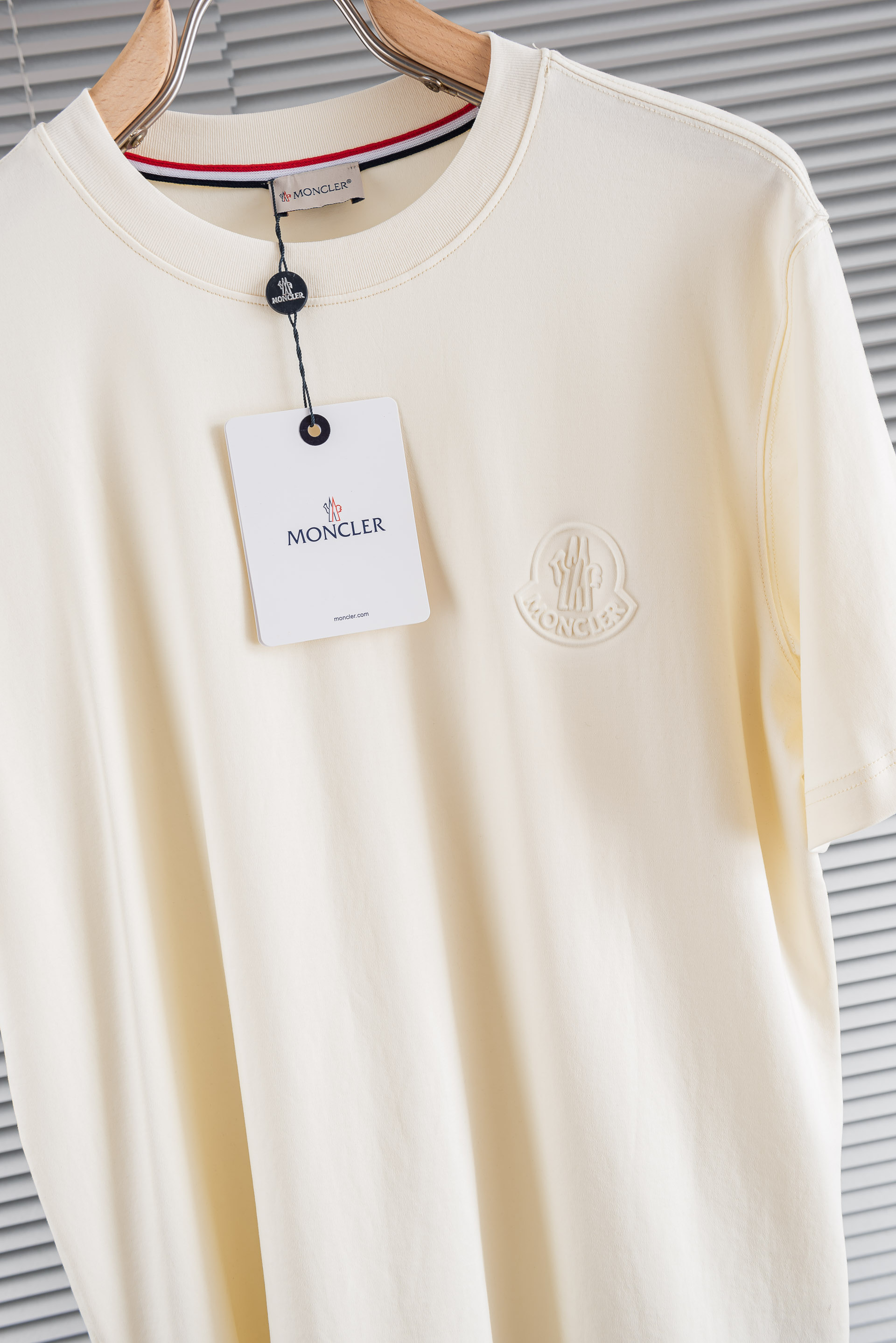 MONCLER蒙口26SS夏季新款男士圆领短袖T恤#高端奢侈成衣系列，新型纤维交织混纺。并经过复杂先进整