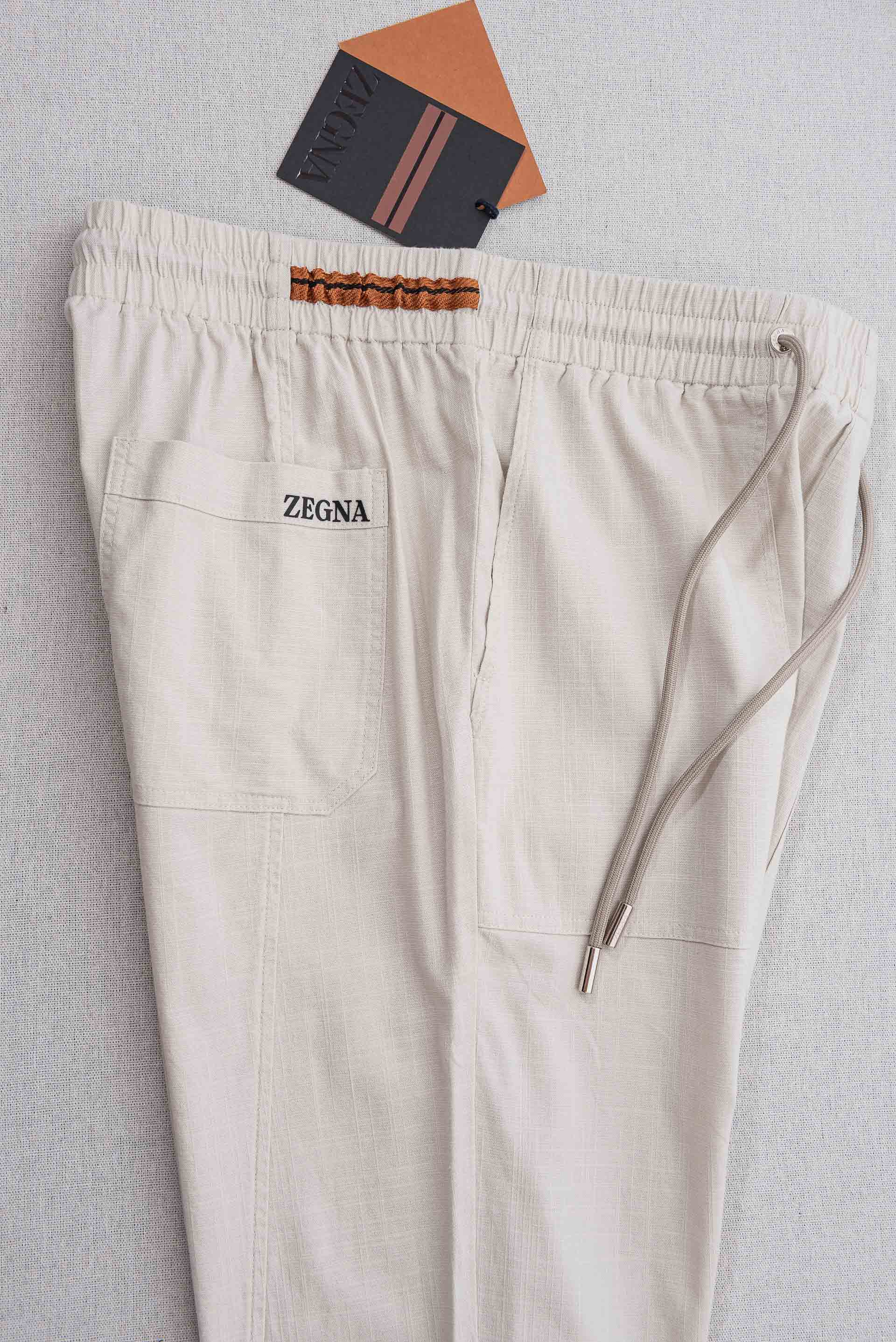 Zegna 杰尼亚2026高奢天丝亚麻面料即保留亚麻的天然质地又融入了天丝的柔软和光泽感弹力搭配抽绳松紧腰宽松直筒廓形裁 Zegna 杰尼亚2026高奢天丝亚麻面料即保留亚麻的天然质地又融入了天丝的柔软和光泽感弹力搭配抽绳松紧腰宽松直筒廓形裁