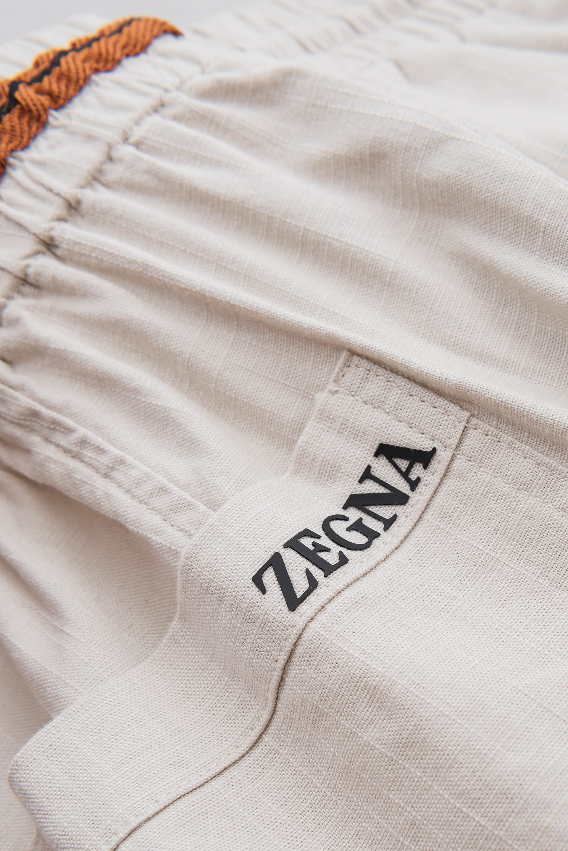 Zegna 杰尼亚2026高奢天丝亚麻面料即保留亚麻的天然质地又融入了天丝的柔软和光泽感弹力搭配抽绳松紧腰宽松直筒廓形裁 Zegna 杰尼亚2026高奢天丝亚麻面料即保留亚麻的天然质地又融入了天丝的柔软和光泽感弹力搭配抽绳松紧腰宽松直筒廓形裁