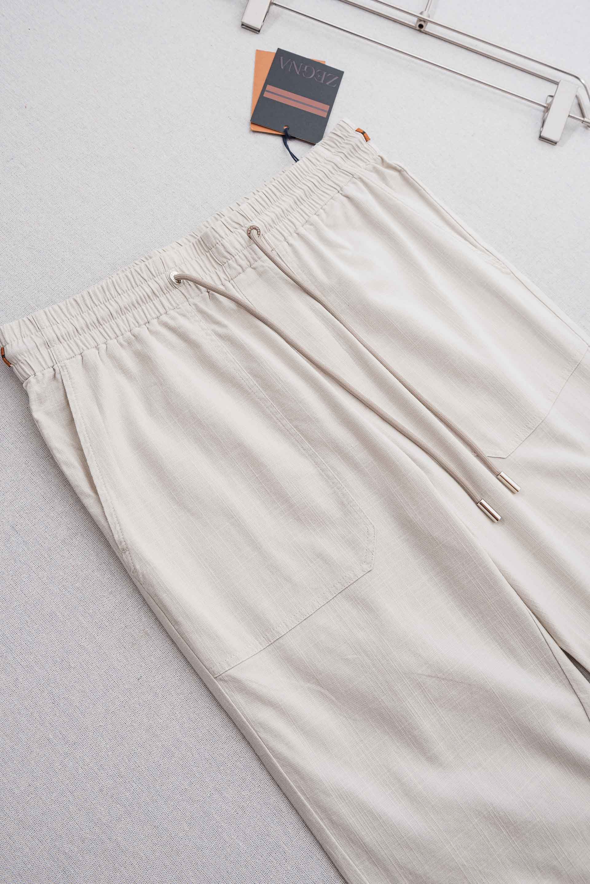 Zegna 杰尼亚2026高奢天丝亚麻面料即保留亚麻的天然质地又融入了天丝的柔软和光泽感弹力搭配抽绳松紧腰宽松直筒廓形裁 Zegna 杰尼亚2026高奢天丝亚麻面料即保留亚麻的天然质地又融入了天丝的柔软和光泽感弹力搭配抽绳松紧腰宽松直筒廓形裁