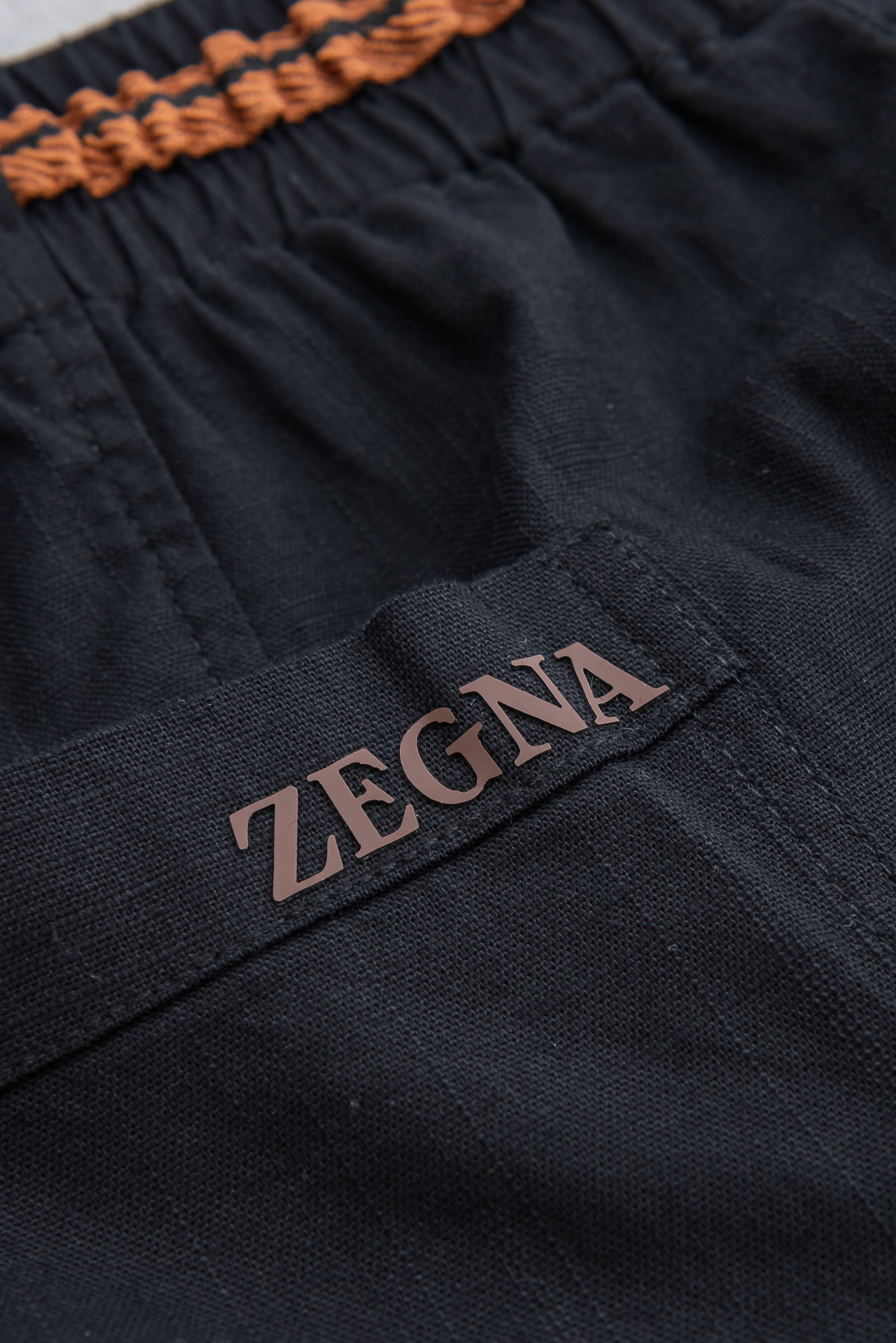 Zegna 杰尼亚2026高奢天丝亚麻面料即保留亚麻的天然质地又融入了天丝的柔软和光泽感弹力搭配抽绳松紧腰宽松直筒廓形裁