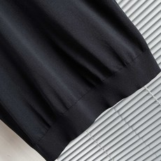 普拉达Prada2026男士针织翻领短袖衫!采用高端进口针织Elite面料!弹力持久、质感高级,贴肤瞬间 普拉达Prada2026男士针织翻领短袖衫!采用高端进口针织Elite面料!弹力持久、质感高级,贴肤瞬间
