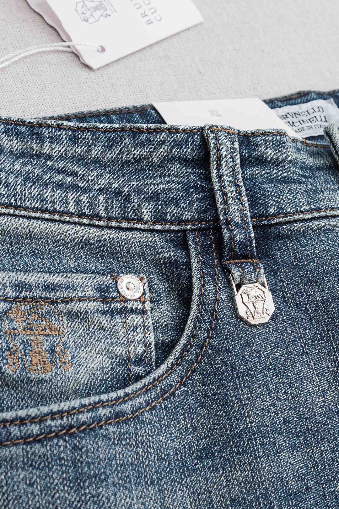 Brunello Cucinelli 2026男士时尚直筒牛仔长裤!最新裤装单品奉献,所有品质控男粉必须入手的极品,这样 Brunello Cucinelli 2026男士时尚直筒牛仔长裤!最新裤装单品奉献,所有品质控男粉必须入手的极品,这样