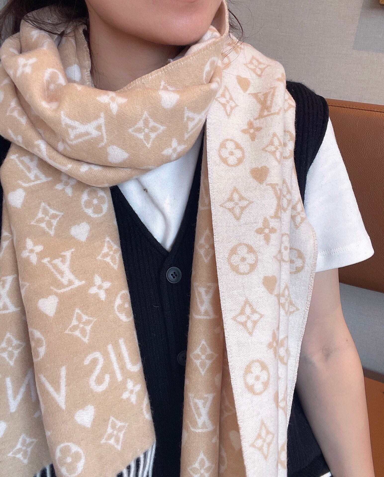 Designer 1:1 Replica
 Louis Vuitton Scarf Black Grey Milk Tea Color Cashmere Winter Collection