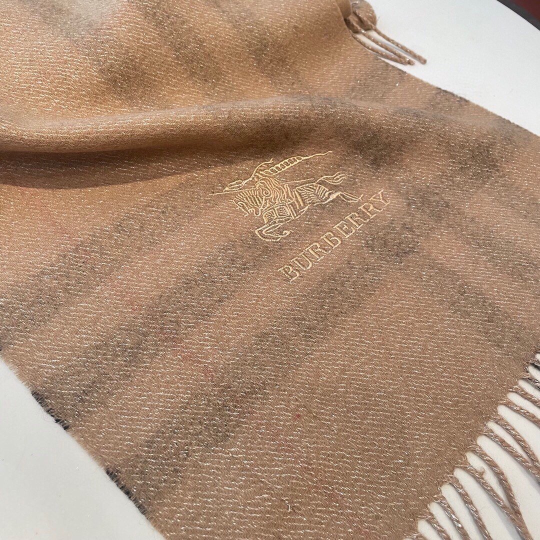 HK外贸尾单️Burberry双面格纹金属线羊绒围巾极品奢华一面是经典羊绒格纹一面是金银丝镶嵌的纯色搭配