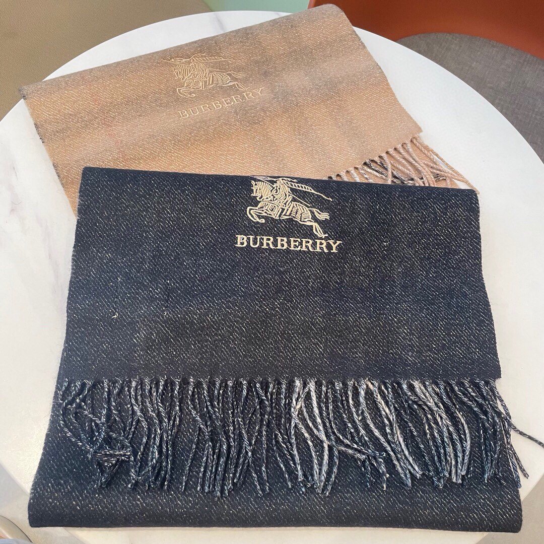 HK外贸尾单️Burberry双面格纹金属线羊绒围巾极品奢华一面是经典羊绒格纹一面是金银丝镶嵌的纯色搭配