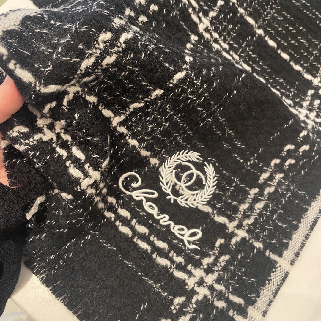 真香系列Chanel经典黑白小香风格纹围巾️时尚奢华品质上乘客供合资订纺的毛呢纱线超级难得一见的️送人自
