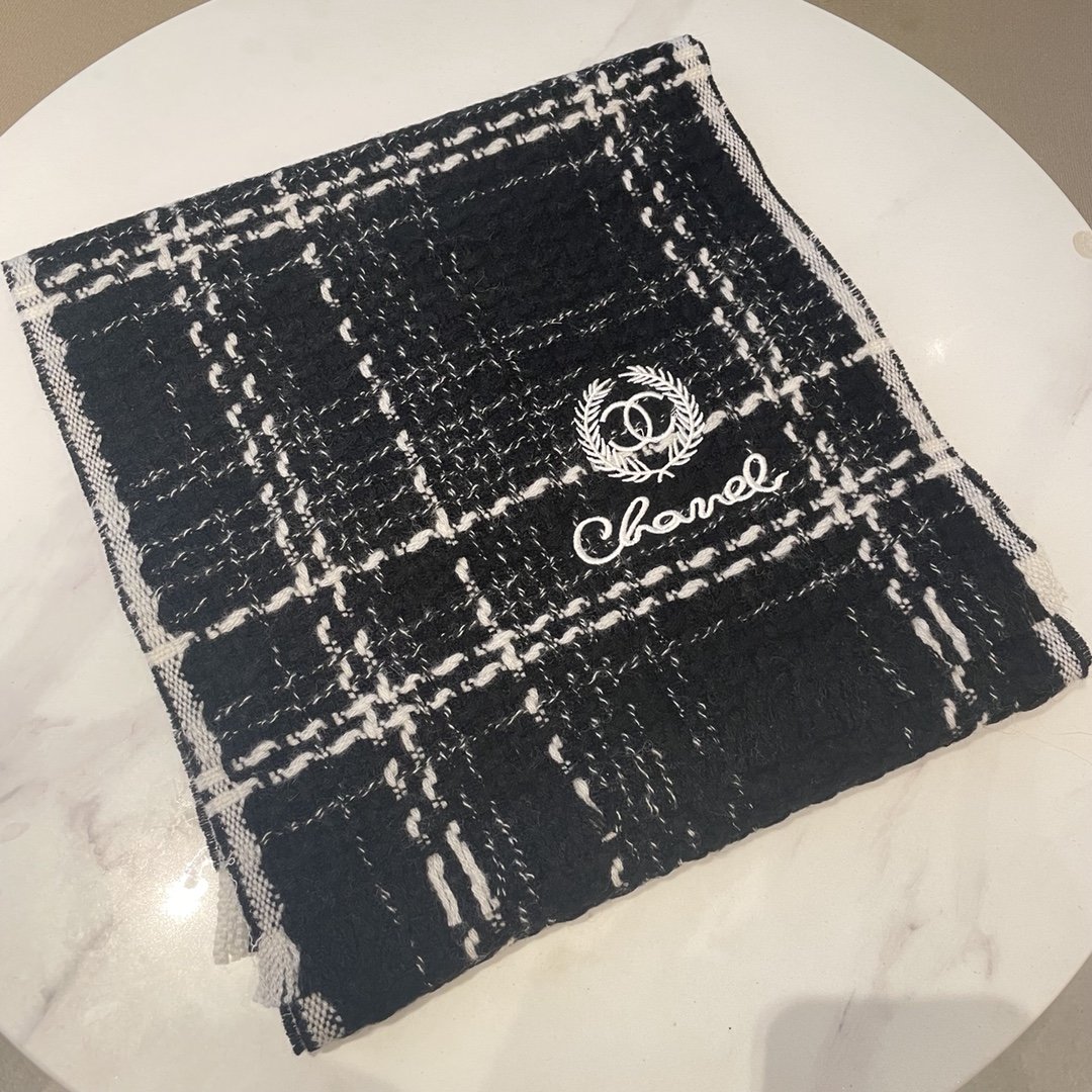 真香系列Chanel经典黑白小香风格纹围巾️时尚奢华品质上乘客供合资订纺的毛呢纱线超级难得一见的️送人自