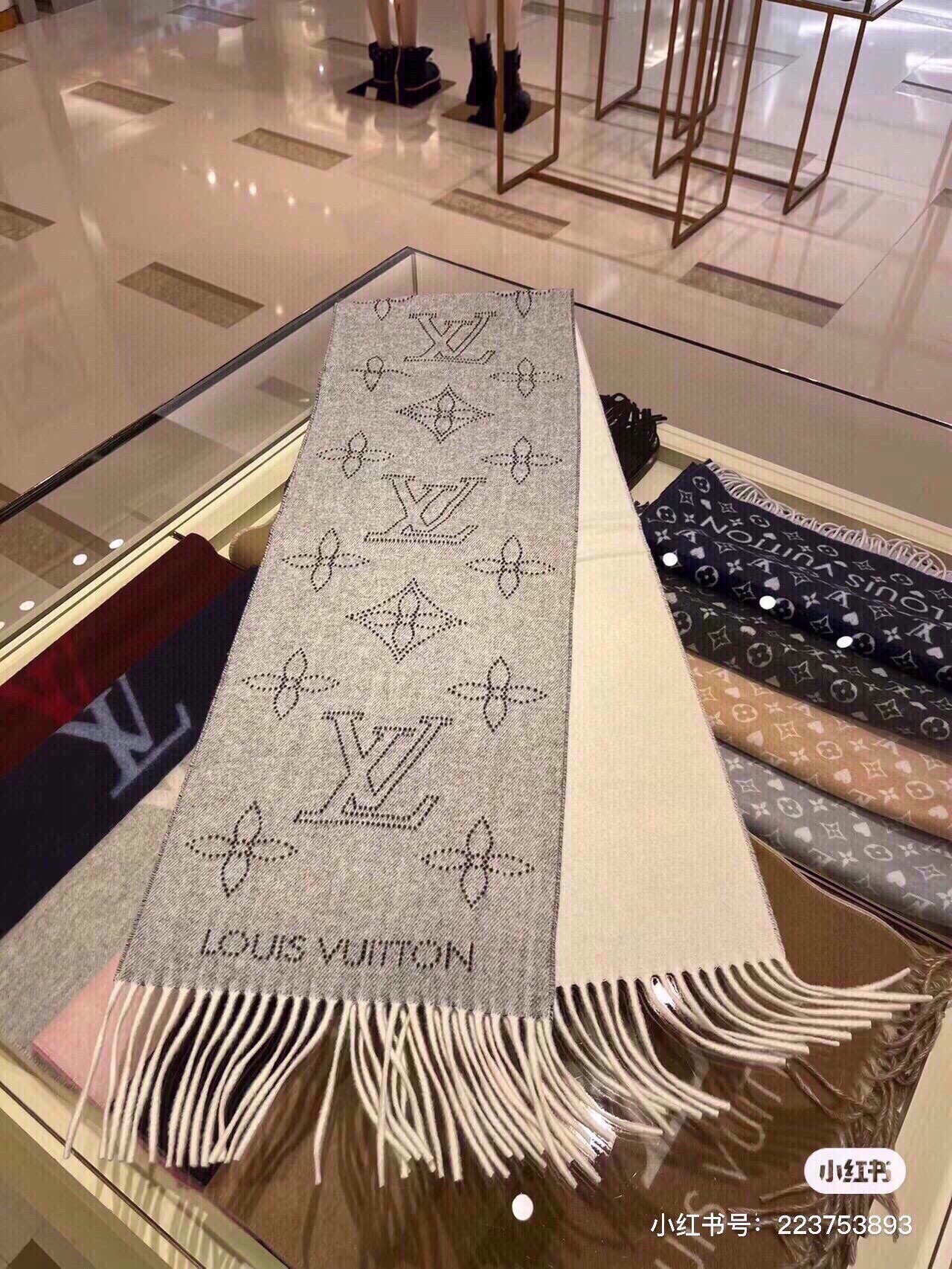 LouisVuitton新款双面围巾MahinaFlightMode围巾一面采用提花工艺织就Monogr