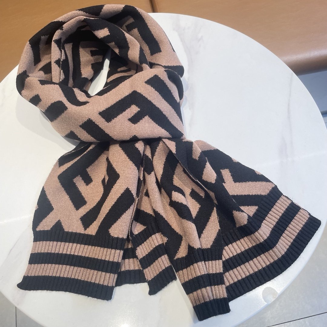 Fendi经典FF针织长巾️喜欢小众不撞款的Fendi推荐入！时髦过冬！！非常的低调奢华精致大气的简约设