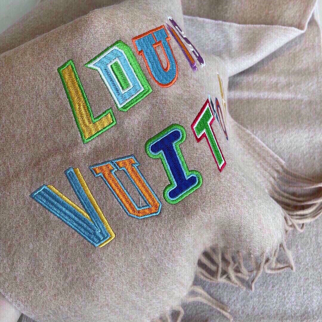 LouisVuittonxNBA联名限量款围巾时尚达人标配必备️这款羊绒的面料非常满意手感真的好到不行️