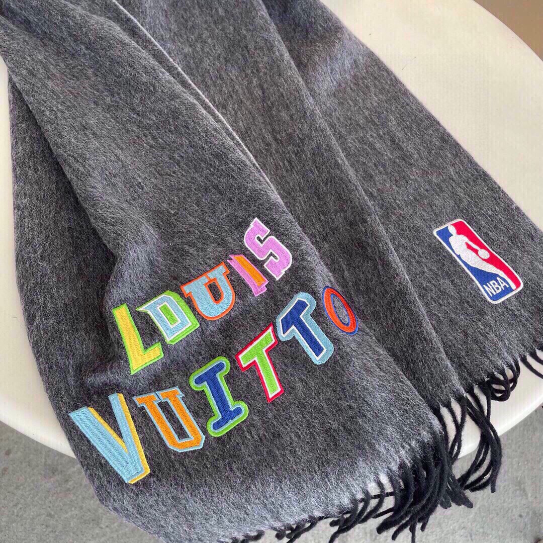 LouisVuittonxNBA联名限量款围巾时尚达人标配必备️这款羊绒的面料非常满意手感真的好到不行️