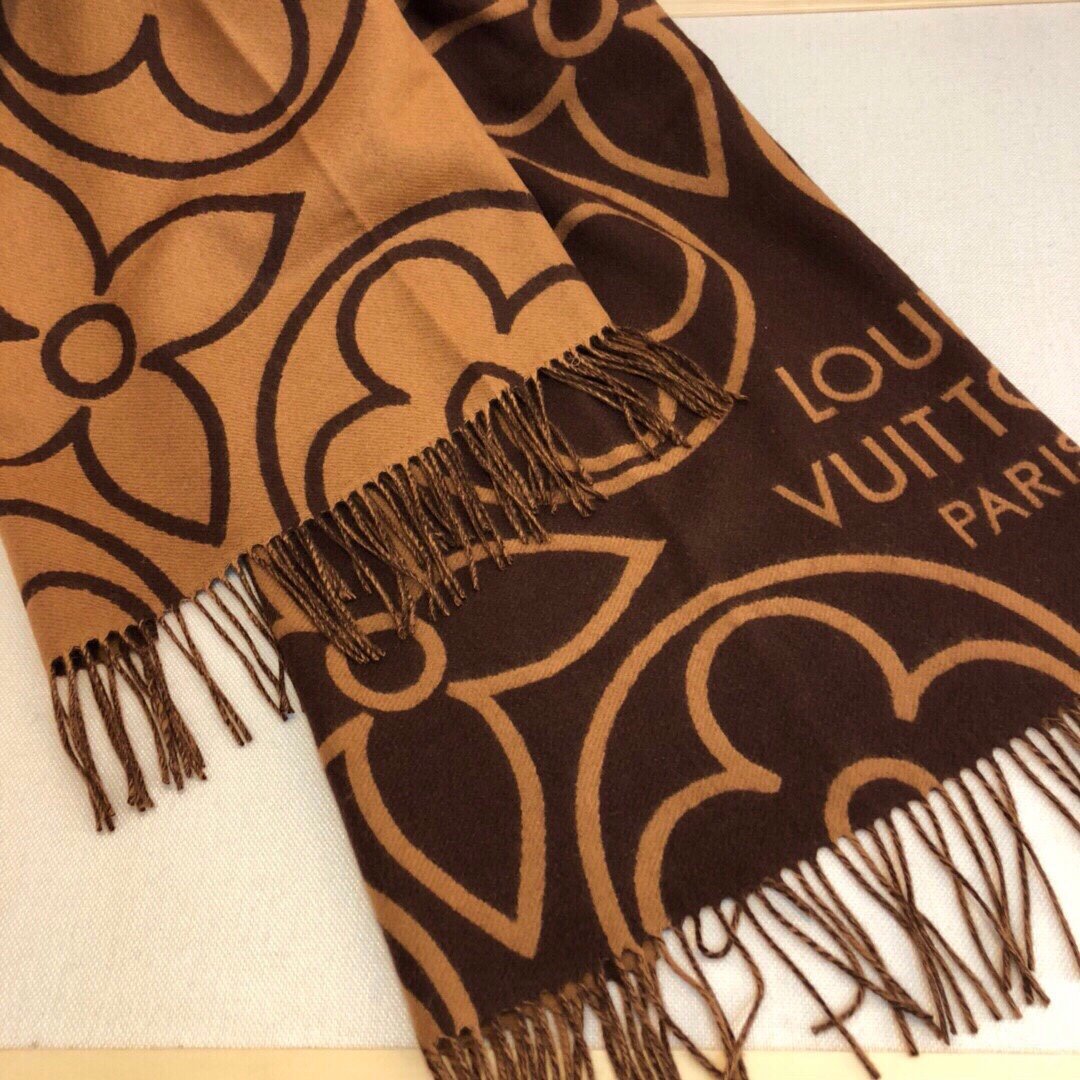LVInBloom围巾以宽幅尺寸呈现大号Monogram花卉讲述繁复主义的视觉理念毛绒混纺于冬日围裹暖意