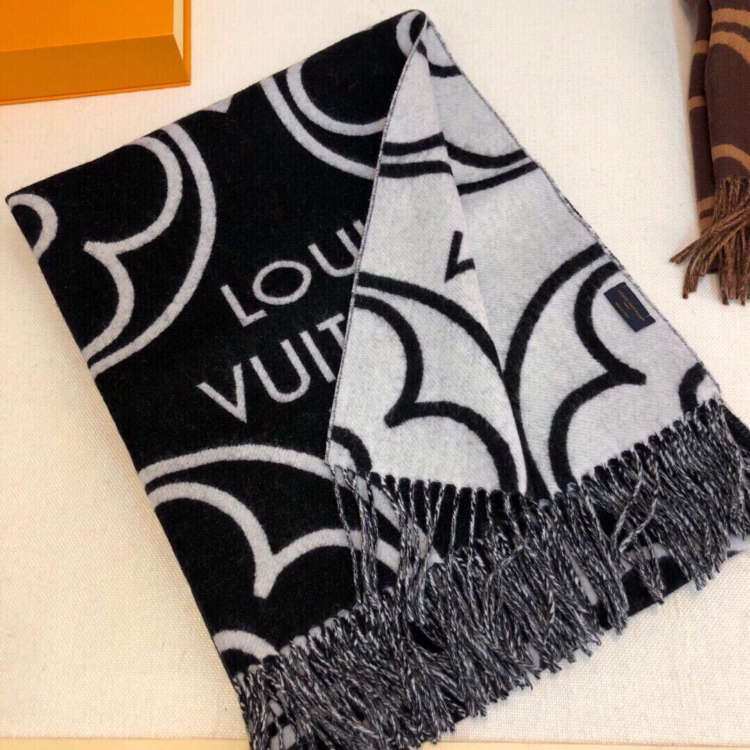 LVInBloom围巾以宽幅尺寸呈现大号Monogram花卉讲述繁复主义的视觉理念毛绒混纺于冬日围裹暖意