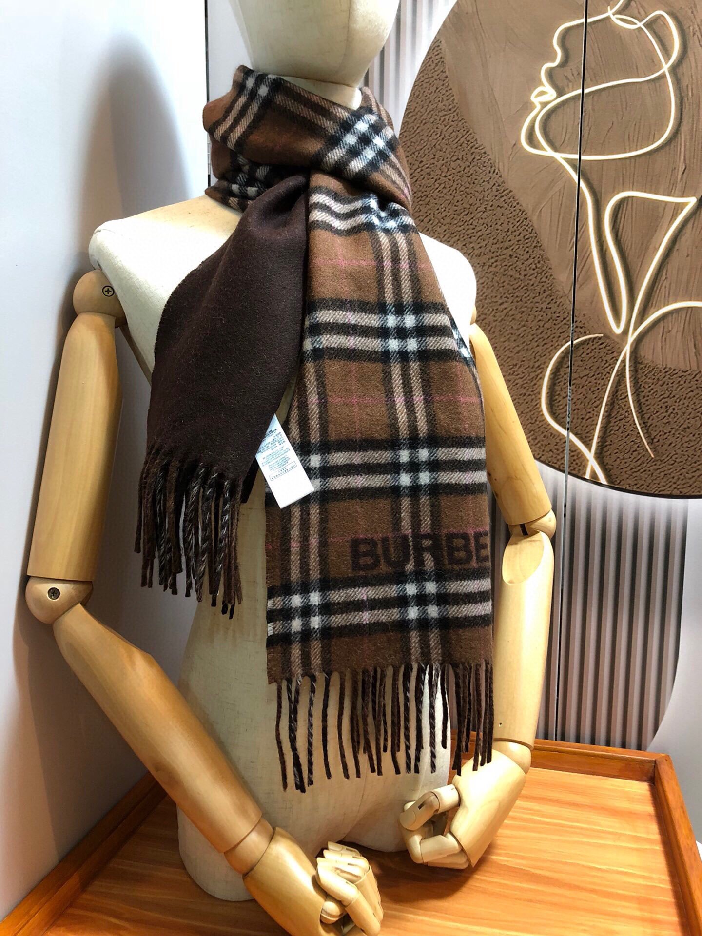 Burberry巴宝莉双面两用格纹羊绒围巾️2023最新款爆款舒适的围巾选用柔软羊绒面料打造产自拥有20