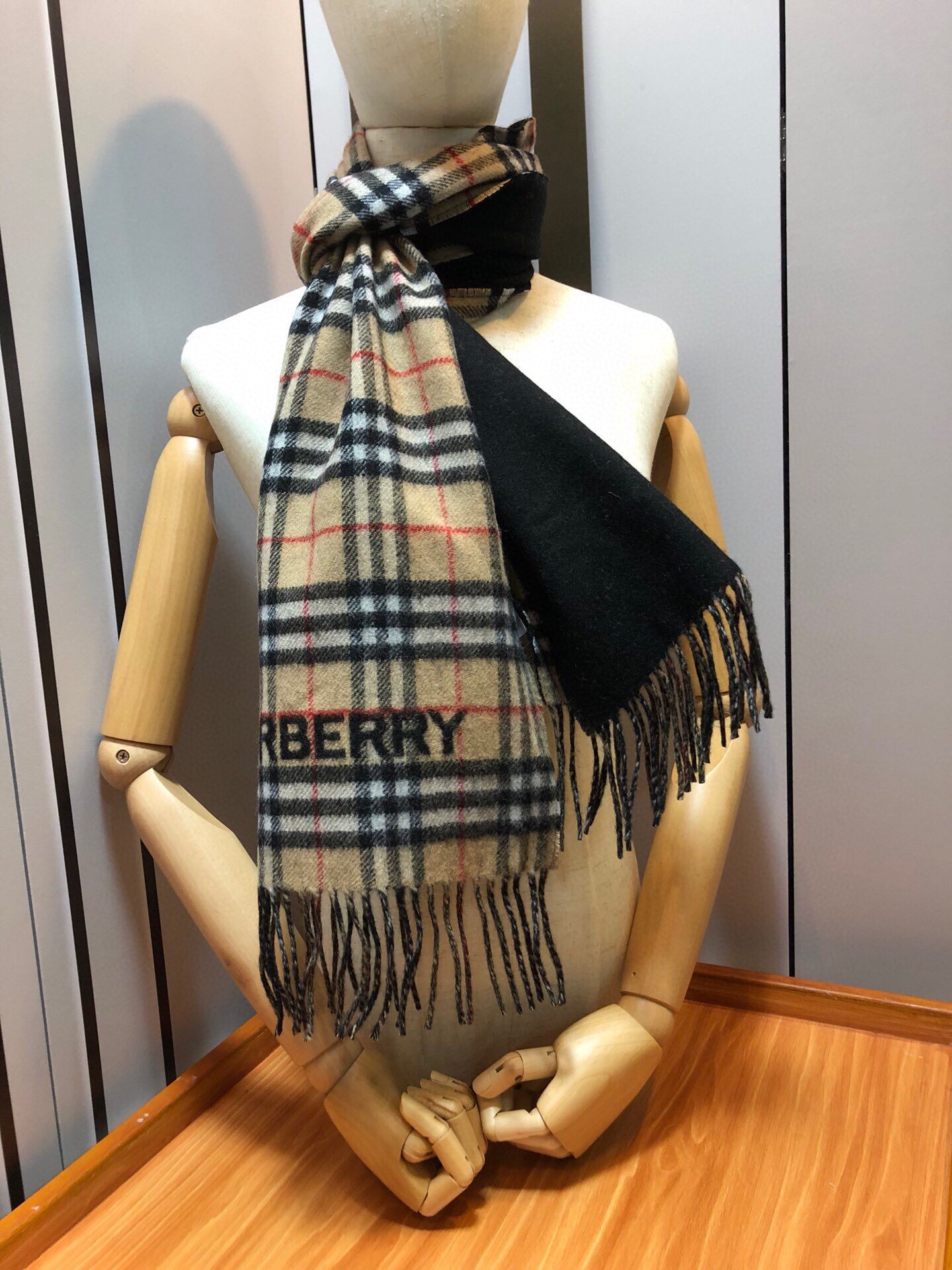 Burberry巴宝莉双面两用格纹羊绒围巾️2023最新款爆款舒适的围巾选用柔软羊绒面料打造产自拥有20
