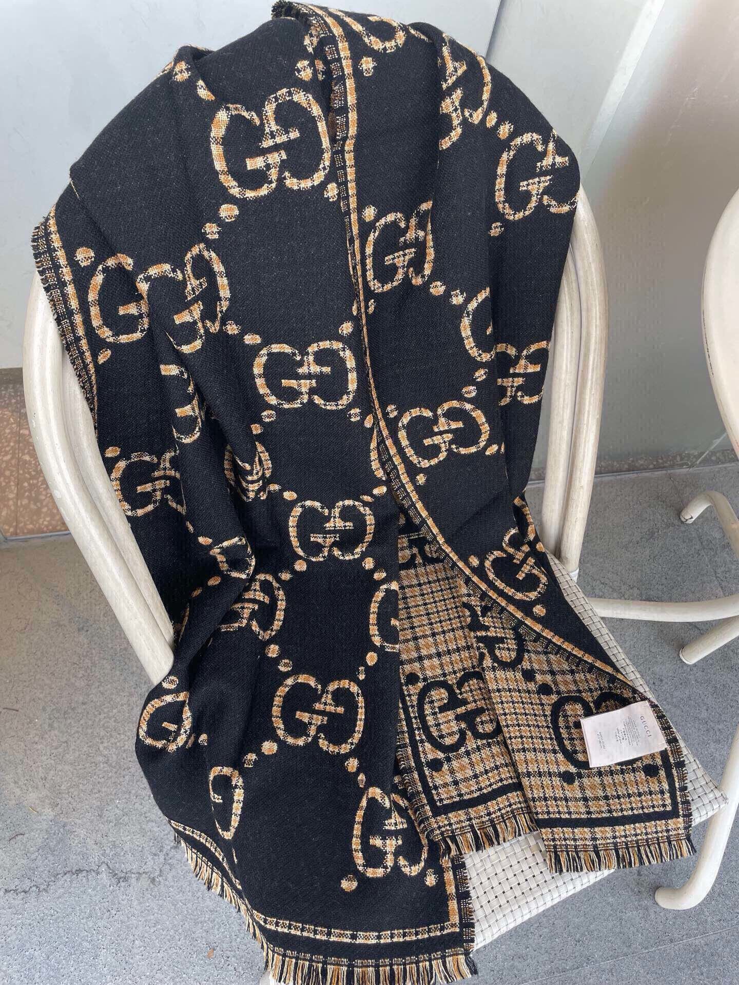 品名Gucci风格字母高版本面料羊毛尺寸47*180颜色咖色蓝色黑色羊毛真丝围巾装饰超大造型设计GG图案