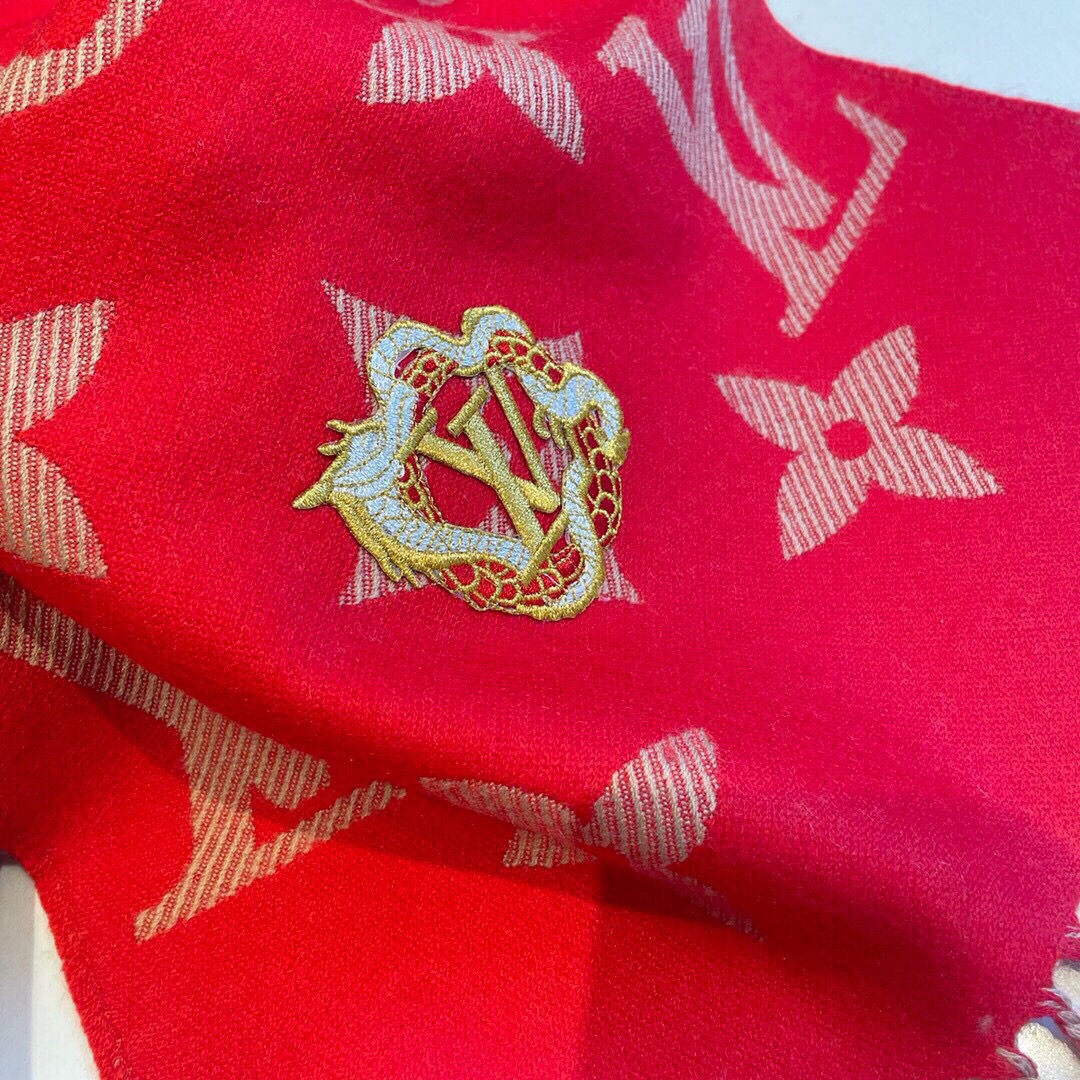 龙年贺岁版原版高端刺绣贴片本款RodeoReykjavik围巾将庆祝中国新年的生肖动物与品牌标志性元素进