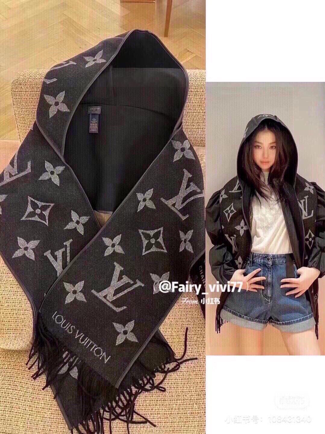 NO:169669,FALL FOR YOU Hooded Scarf Fall For You Hooded Scarf is made of a rich plush blend, with a choice of Monogram jacquard pattern and calm plain color. The wide size and hooded design inject avant-garde atmosphere into late autumn outfits. 196 x 26cm 89 wool, 10 cashmere, 1 mulberry silk, trim sheepskin jacquard pattern Monogram pattern tassel trim, high-end scarf, sheepskin, hats19860909FALL FOR YOU 连帽围巾 Fall For You 连帽围巾取材丰盈毛绒混纺,拥有 Monogram 提花织纹和沉稳素色两面选择.宽幅尺寸和连帽设计为深秋着装注入前卫气息. 196 x 26cm 89绵羊毛, 10山羊绒, 1桑蚕丝, 饰边羊皮 提花织纹 Monogram 图案 流苏饰边,高版本围巾,sheepskin,hats,scarf