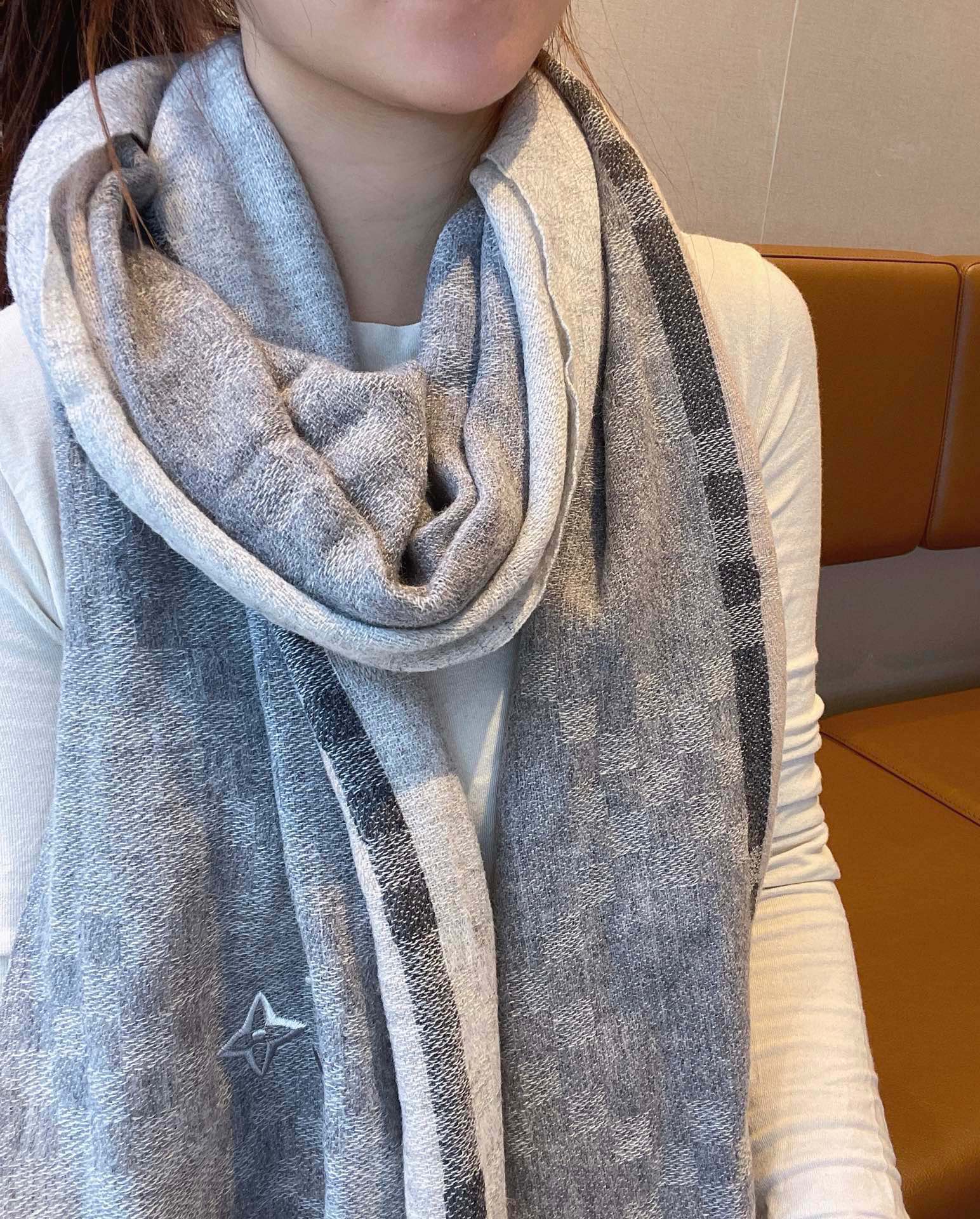 NO:169693,LV new style · Classic checkerboard design, low-key luxury, superb, soft and elite master-level fashionable scarf. This donkey cashmere scarf, the more you look at it, the more you look at it, the more you like this craftsmanship and color matching, you will know that it is not from an ordinary factory. I really like this master-level fashionable sense. People with attitude will definitely like it. Young, fashionable, confident, and attitude. It is very beautiful!  This design is more stretchy, more advanced, more atmospheric, and more withstand the recommended use of the Albasic purebred goat belly velvet tip collected every spring to produce the original velvet. The characteristic of this cashmere is that even after being processed by human craftsmanship, the essence of the original velvet is retained to the greatest extent. There will be a special texture scarf holding in the hand and still like holding a cloud. It is really very advanced. Finally, this biggest feature is the integrated inlay process of thick-line weaving lattice, which perfectly presents the LV checkerboard lattice, Size60*190cm, high-version scarf, louis vuitton, louis vuitton, louis vuitton, louis vuitton, louis vuitton, louis vuitton, louis vuitton, louis vuitton.19860909LV新款 · 经典的棋盘格设计,低调的奢侈感极品柔美精英高手级别的时髦感围巾这款驴家羊绒围巾,越看越爱,越看越时髦,越看越喜欢这种工艺和配色一看就知道不是一般的大工厂的,非常非常喜欢这种高手级别的时髦感,有态度的时髦人一定会喜欢.年轻,时髦,自信,有态度.很美！这样的设计更舒展,更高级,更大气,更加经得起推荐采用每年开春采集的阿尔巴斯纯种绒山羊腹部绒尖为原绒生产,这种羊绒的特点就是,即便经过人类工艺的加工,仍最大程度的保留了原绒的本质,会有特殊的肌理纹围巾握在手里就跟握着云朵般的仍空气绵绵感真的非常高级最后,这个最大的特色还有粗线编织格工艺的一体式镶嵌工艺,将LV的棋盘格纹另一种完美呈现,Size60*190cm,高版本围巾,louis vuitton,louis vuitton,louis vuitton,scarf