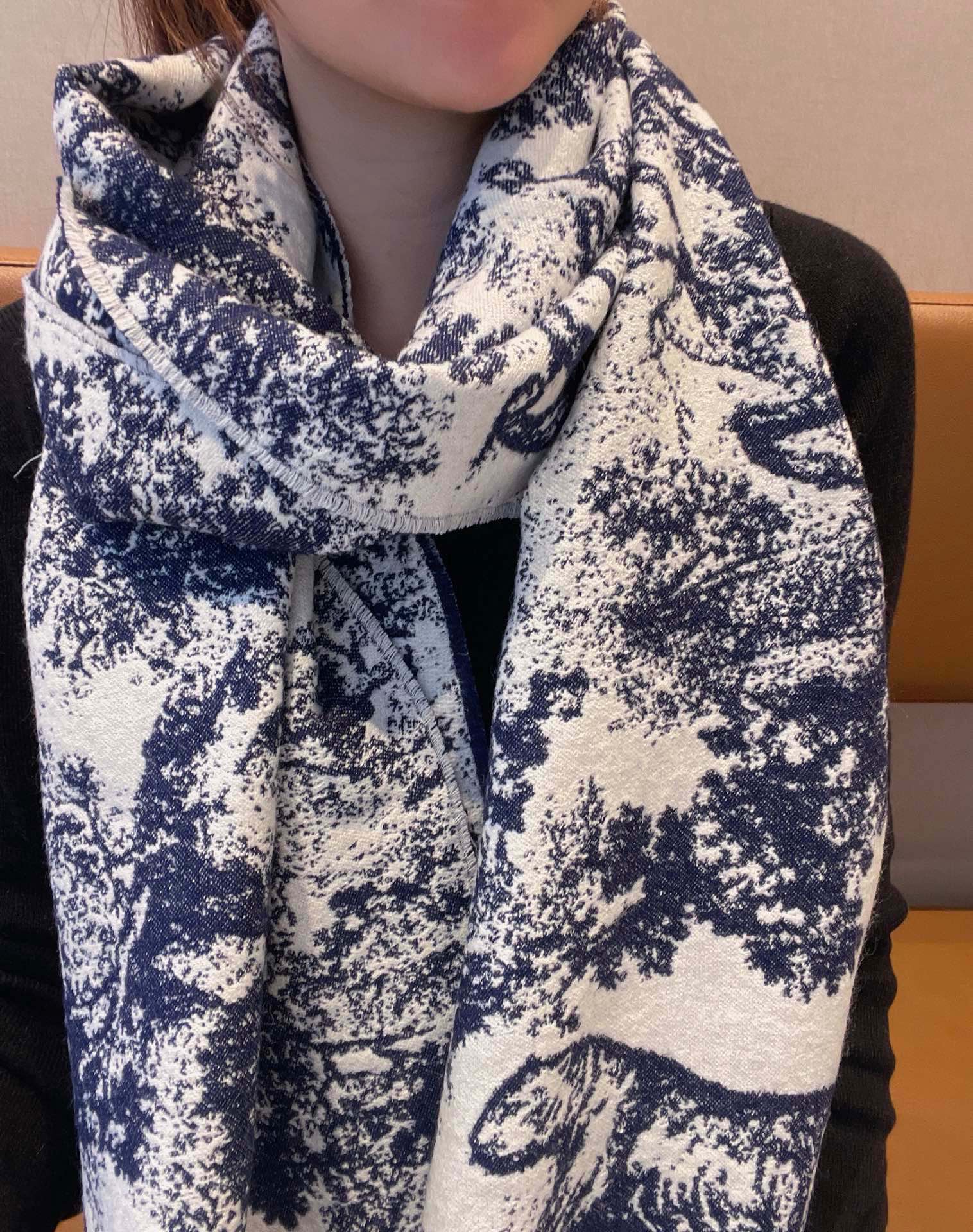 NO:169679,[CD Zoo Long Scarf] Super popular IP series that everyone loves. Finally, the long shawl is released. It looks really good. The upper body effect is beautified. Double-sided and two-color jacquard craft. Original original logo. Worn wool yarn. No pilling pattern. Suitable for both men and women. No age. Specification 45*190. High-version scarf, shawls19860909【CD动物园长巾】 超爆IP 所有人都爱的系列 终于出长披肩了 真的好看 上身效果美化了 双面双色提花工艺 原版原标 精纺羊毛纱 不起球 图案清晰 男女都适合 不分年龄 规格45*190,高版本围巾,shawls,scarf