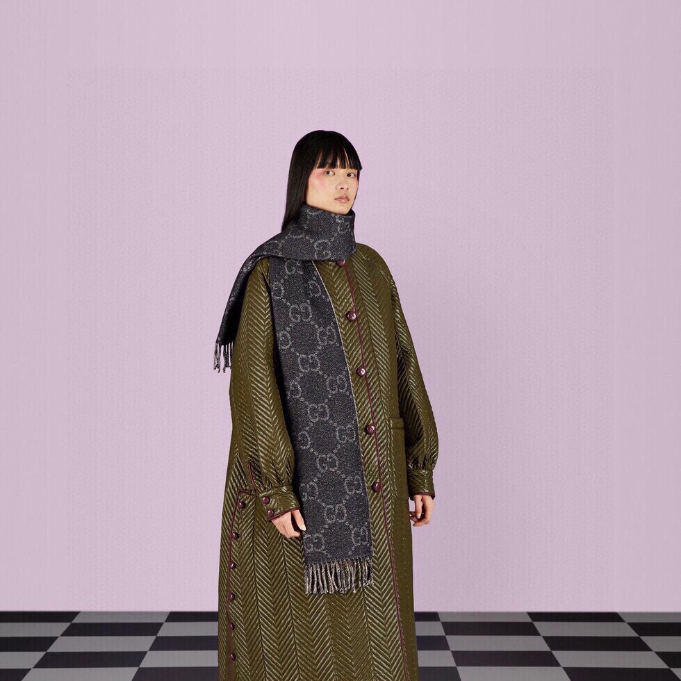 NO:170339,GG brand iconic elements continue to introduce interesting designs, modern techniques to present the elegant beauty of time-precipitated classic items. The unique GG pattern is presented on this black and beige wool scarf in jacquard details, decorated with tassel piping, showing a romantic and elegant atmosphere. Black and beige GG wool jacquard tassel piping 34 cm (width) x 194 cm (length) Main fabrics: 86 wool 11 viscose 3 metal coated fiber, high-version scarf19860909GG品牌标志性元素不断推出妙趣横生的设计,以现代手法令经典单品呈现出时光沉淀的优雅美感.别致的GG图案以提花细节的形式呈现在这款黑色和米色羊毛围巾上,饰以流苏滚边,尽显浪漫典雅气息. 黑色和米色GG羊毛提花 流苏滚边 34厘米（宽）x 194厘米（长） 主要织物: 86 羊毛 11 粘胶纤维 3 金属镀膜纤维,高版本围巾,scarf