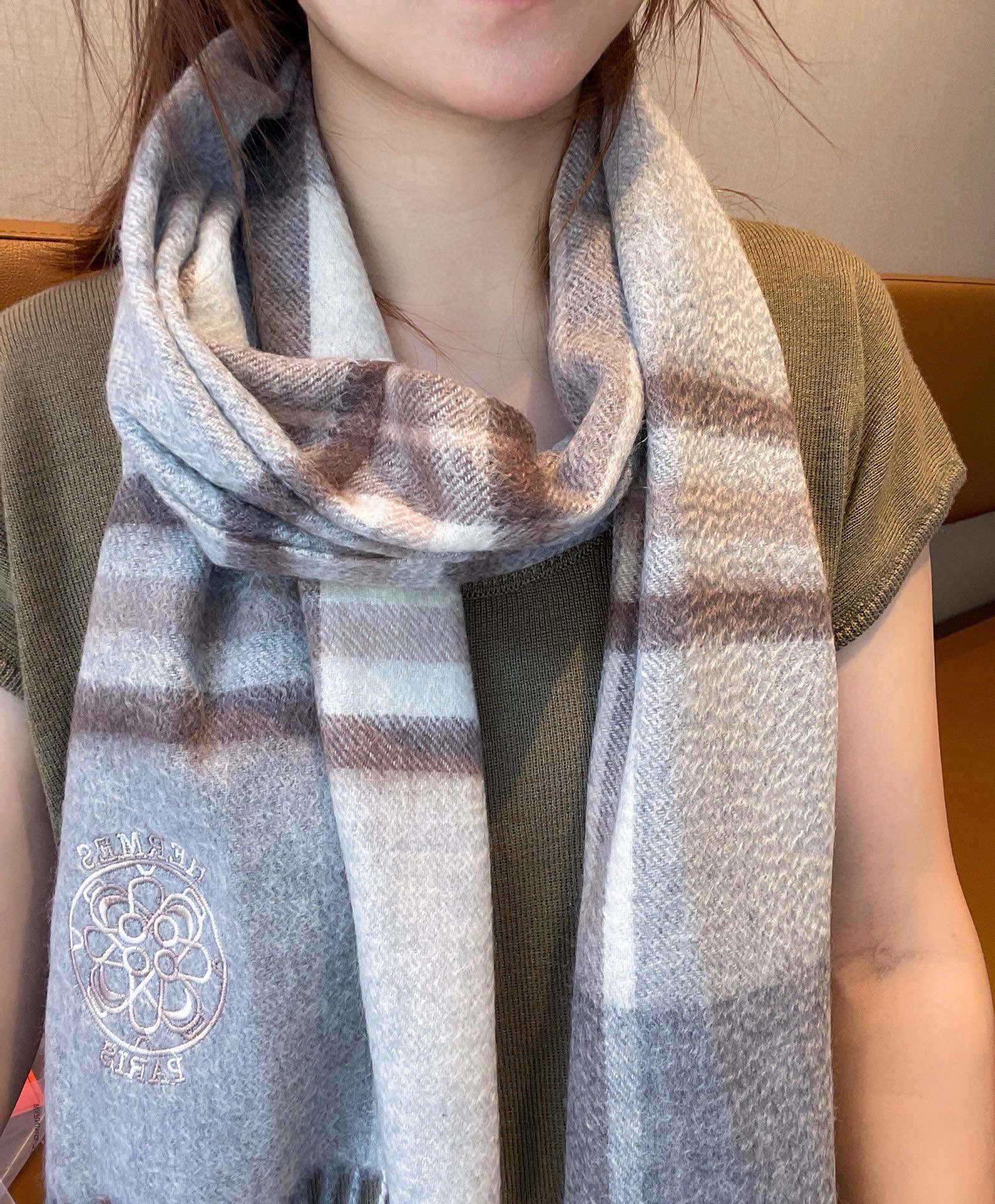 NO:170349,【Amazing!  It is beautiful when you wrap around it~ it makes people unforgettable!  !  】The effect of this Hermes is really beautiful in one second!  !  So design-like, so beautiful!  All three colors are so beautiful!  !  !  Through the screen, the sisters must have felt it. This temperament is so terrible!  !  It can accurately hit every sister who loves beauty and fashion!  !  This sister must accept it no matter what, so you must not miss it!  I firmly believe that at the moment you are on the rise, you will feel like a transformation. I hope you will be amazed by your own beauty!  !  30*180cm, top-grade pure cashmere, supports quality inspection, high-version scarf, hermes19860909【 惊艳！披着围着都美的~让人过目不忘！！】Hermes这款出来的效果真的,一秒美晕！！太有设计感了,太美了太美了！三个色都好美啊！！！隔着屏幕,姐妹肯定都感受到了,这款气质的要命！！能精准击中每一个爱美爱时髦的姐妹心尖尖上！！这件姐妹无论如何都要收,一定一定一定不要错过！我坚信,在你上身的那一刻,会有一种脱胎换骨般的感觉,期待你们被自己的美丽惊艳到！！30*180cm,顶级纯羊绒,支持质检,高版本围巾,hermes,scarf