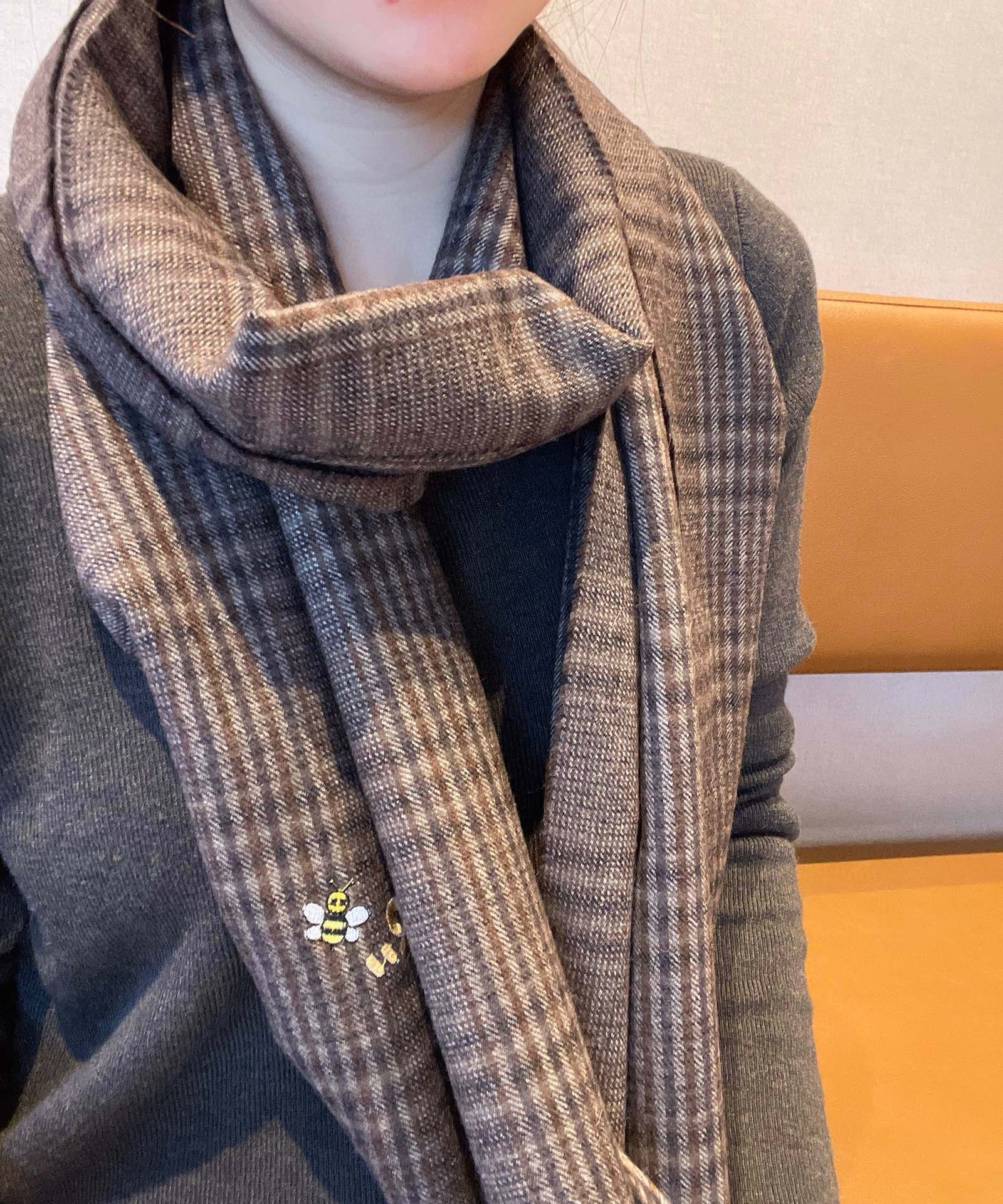 NO:170921,D's tail single very formal men's scarf is elegant and simple, super beautiful male god color matching, any boy will like, D's letter logo and embroidery are very exquisite embellishments, texture is not ostentatious, universal style for men and women, specifications 35*cm, lamb fur is suitable for formal wear or casual wear ~ folding or circle circling, gentlemanly stylish ~ warm demeanor, high-end scarf, dior19860909D家尾单非常正的男士围巾大气简约,超级好看的男神配色,任何男生都会喜欢的款吧,D家字母标志加刺绣,是非常精致的点缀,有质感不张扬男女通用款式,规格35*cm,羔毛搭配正装或者搭配休闲装都很合适~对折挂围或者绕圈围都完全可以,绅士有型~有温度的风度,高版本围巾,dior,scarf