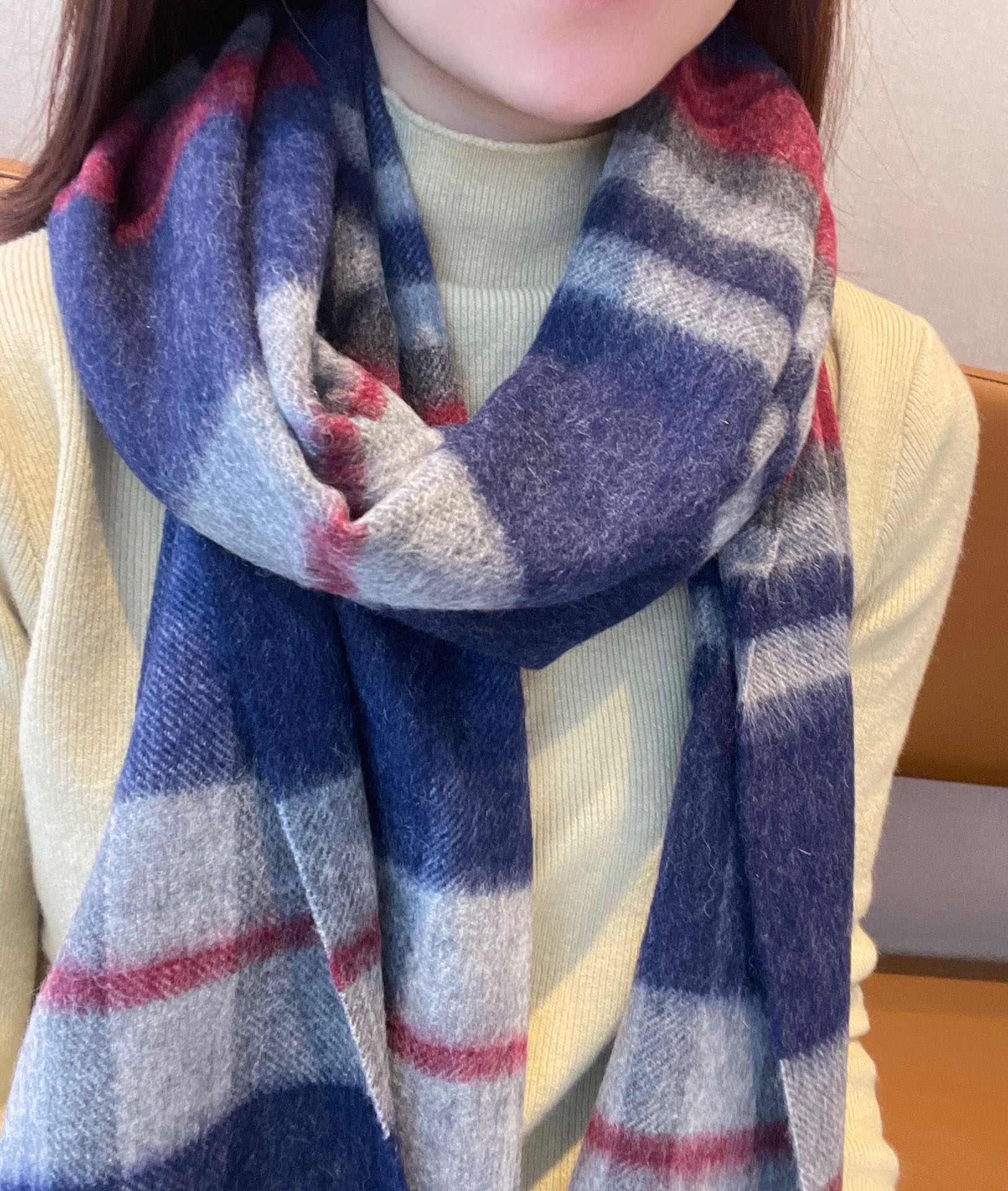 NO:170924,Salvatore Ferragamo · Currently only famous counters are available, and they are naturally the highest-end customers. It is very lucky to see here. The style is luxurious and elegant. The emphasis on both practicality and style has always been Ferragamo's brand philosophy. As the main product of the next season, this model naturally exudes the unique charm of its brand everywhere. The color scheme is simple and atmospheric, the striped design is complex but not stylish. The overall style is gorgeous and fashionable. The rare couple style Size40*cm, lamb cashmere, high-end scarf, louis vuitton, ferragamo, ferragamo19860909Salvatore Ferragamo · 菲拉格慕目前只有有名的大专柜有货,针对的自然是最高端的客人,能在这里见到真是极幸运的风格华贵典雅,实用性和款式并重一直是菲拉格慕的品牌理念,这款作为下一季的主打产品自然处处流露出其品牌独有的魅力,配色简洁大气,条纹设计繁而不款整体风格华丽时尚不少,难得的情侣款式Size40*cm,羔羊绒,高版本围巾,louis vuitton,ferragamo,ferragamo,scarf