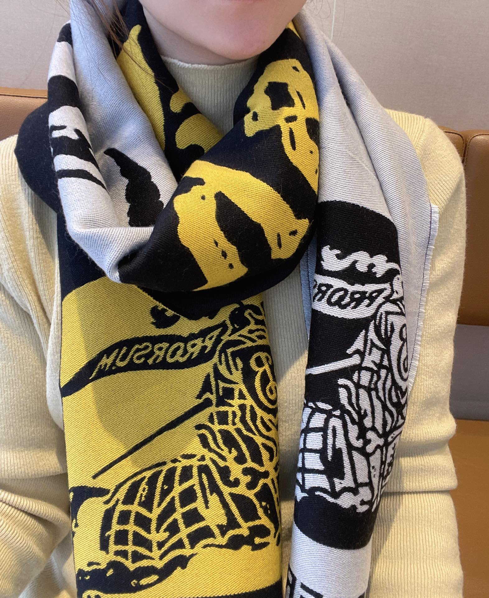 NO:170930,Channel B cashmere scarf, commonly known as gold fabric, the material is extremely expensive, the process is very cumbersome, the scrap rate is extremely high, the counter sells more than 5k, I will save you thousands of thousands, only one hundred pieces, and it will be useless to sell it!  Speaking of cashmere scarves, this brand is still one of the most worth buying brands. Selected Scottish cashmere is soaked in the clear spring water in the highlands to make its texture delicate!  Finally, the brushed velvet process is used to make the velvet grass feel warm and skin-friendly!  Anyway, it's awesome texture and a very comfortable touch!  , High-version scarf, gold19860909渠道B家山羊绒围巾,山羊绒俗称面料黄金 ,材质极其昂贵 ,工艺非常繁琐 报废率极高,柜台卖5k多,我这一样的东西,帮你省下几千,只有一百条 卖完无补！说到羊绒围巾这个牌子还是最值得买的品牌之一,精选苏格兰山羊绒 在高地清泉水侵泡涤荡 让其质地细腻 ！最后采用拉绒工艺 起绒草感觉 使其保暖亲肤！反正就是质感超棒 触感超舒服！,高版本围巾,gold,scarf