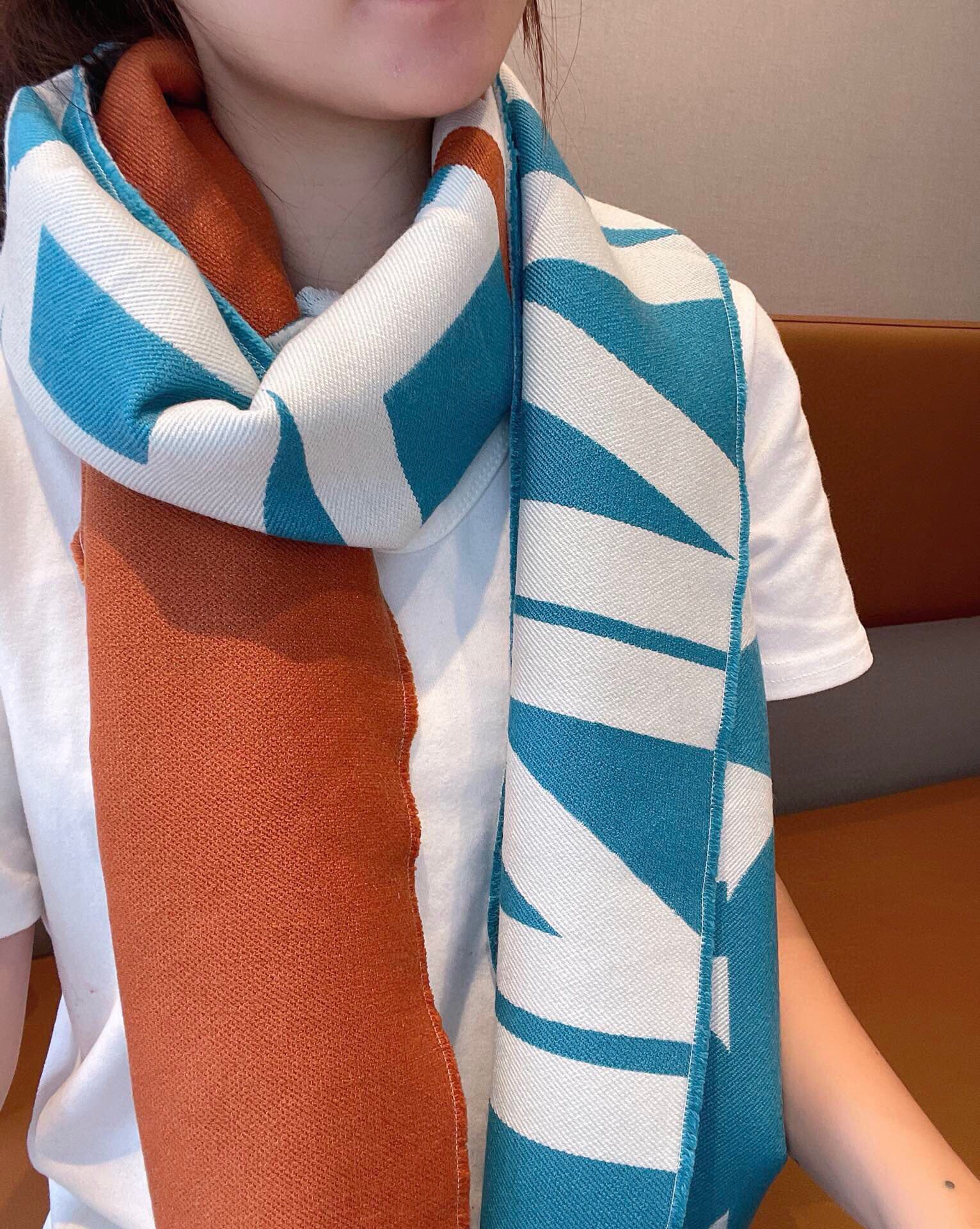 NO:170936,Bur rare last order, Qc took out a heavyweight and excellent product after a month of eyeing it, a model that was not available in domestic counters, a limited-edition TB series limited-edition double-sided jacquard scarf shawl, the same style for men and women, low-key and not exaggerated, truly high-end quality. It is produced in Scottish workshops, decorative jacquard worsted brand exclusive logo pattern. The fabric is soaked in the clear spring water of the Scottish Highlands, and then uses the velvet-grain brushing process to carefully create a soft touch. The double-sided and double-color high-definition jacquard, the interspersed woven design adds some fun. This model is really the more you look at, the more fashionable it becomes, and can be worn by both men and women, and can be matched with a couple style. This craft is not woven by ordinary factories. Original goods, specifications of 33*188cm, high-end scarves, burberry, shawls19860909Bur难得尾单,Qc盯了一个月才拿出来的重磅极品好货,国内专柜没上的款,牛气满满TB系列限量款双面提花围巾小披肩,男女同款,低调不浮夸,真正高端精品 产自苏格兰工坊,装饰提花精纺的品牌专属标识图案.面料在苏格兰高地清泉水中浸泡涤荡,再采用起绒草拉绒工艺,悉心打造出柔软触感.双面双色高清提花,穿插的编制设计增加了一些趣味性,这款真是越看越爱,越看越时髦男女都可以戴,可以搭配情侣款,这种工艺并不是一般工厂可以织造的,原厂的货,规格33*188cm,高版本围巾,burberry,shawls,scarf