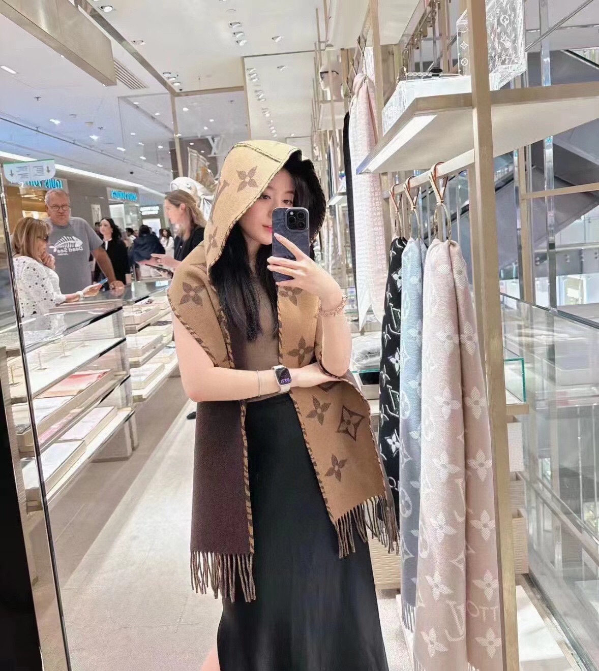 NO:170942,The new Tigergram hooded scarf of the big donkey family has entered the fantasy world of the Tigergram series. The classic Monogram pattern is eye-catching and enlarged, surrounded by tiger pattern mulberry silk trim. The plump plush blend brings comfortable texture, and the integrated hood makes the warmth rise. Specifications, 196 x 26 cm, cashmere wool, soft and untidy, Monogram jacquard pattern large Monogram pattern, high-end scarf, louis vuitton, louis vuitton, hats19860909大驴家新款Tigergram 连帽围巾遁入 Tigergram 系列的狂想世界.经典 Monogram 图案瞩目放大,四周环绕虎纹桑蚕丝镶边.丰盈毛绒混纺带来舒适质感,一体式连帽令暖意升腾. 规格,196 x 26 厘米,材质羊绒羊毛,手感柔软不扎, Monogram 提花织纹 大号 Monogram 图案,高版本围巾,louis vuitton,louis vuitton,hats,scarf