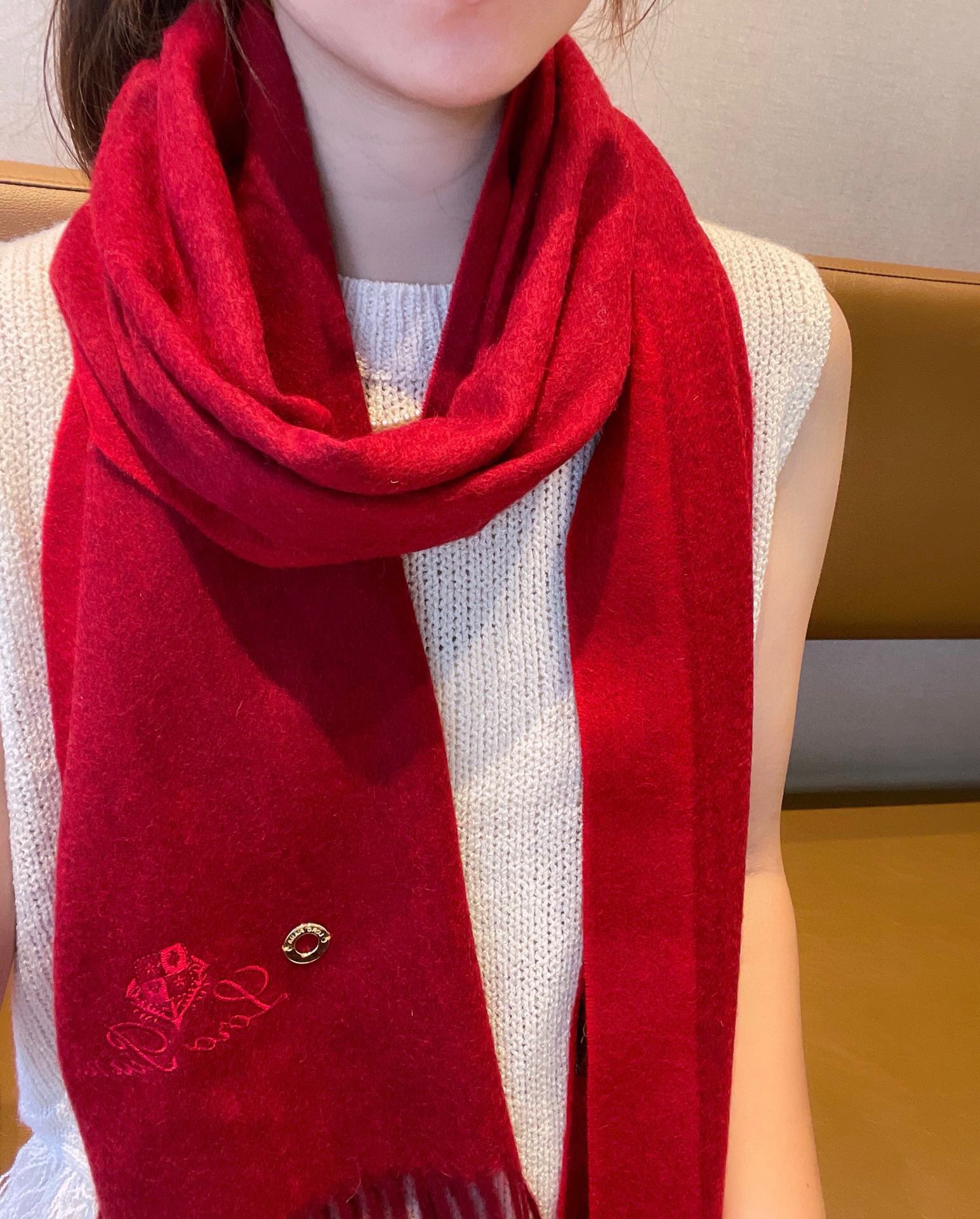 NO:170943,【Loro Piana · Nuo You Piana rare gentle color matching, super obsessed with temperament, low-key, quiet and elegant】 High-end comfortable and fashionable temperament, simple but not simple, full of big brands, Super Amway this soft scarf that touches the heart, the color combination color design is matched with classic brand embroidery, the finishing touch is indeed not lost, the pursuit of successful people, the color is definitely a bit unique fairy-like, the absolute best choice for couples, the color is elegant, not enchanting specification 35 x cm, high-version scarf, loro pigaa19860909【Loro Piana · 诺悠翩雅难得一见的温柔配色,超级迷恋气质低调恬静又不失优雅】重点推荐高级舒适时髦气质,简约却又不简单,大牌范十足,超级安利这款触动内心的柔美围巾,拼色的颜色设计搭配经典品牌刺绣,点睛之笔确又不失美感,成功人士的追求,色彩绝对有点独有的仙气,绝对的情侣款不二之选,颜色淡雅,不妖娆规格35 x cm,高版本围巾,loro piana,scarf