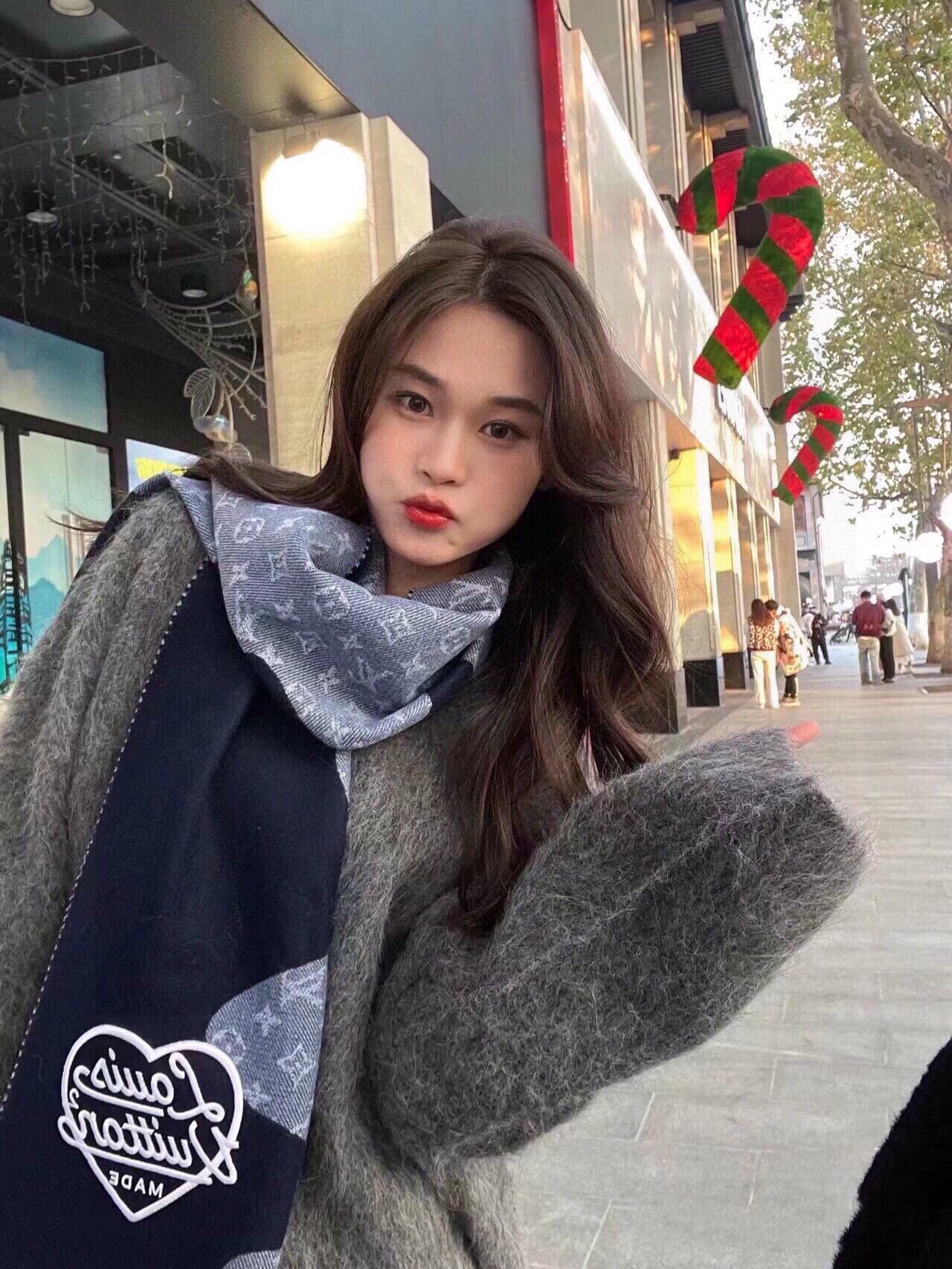 NO:171511,Donkey's hot product [high-version] non-market imitation knitted version, he's here, Nigo co-branded denim blue scarf that is popular all over the world, the same style for men and women, universal, both men and women, beautiful in both men and women. This one uses water-flow ripples to connect classic Monogram pattern and plain denim background color. The bottom is decorated with donkey Made heart embroidery, paired with short tassel trim. Specifications, 200 x 43cm, wool, full-frame Monogram pattern heart embroidery patch, the process is very complicated, not directly embroidered on the scarf., high-version scarf, louis vuitton, louis vuitton19860909驴家爆款【高版本】非市场仿货针织版本,他来啦他来啦,风靡全世界的Nigo联名款牛仔蓝围巾,男女同款,通用,男女围都好看,这款以水流波纹衔接经典 Monogram 图案和素净牛仔布底色.底端饰有驴Made 心形刺绣,搭配短流苏饰边.规格,200 x 43cm, 绵羊毛,全幅 Monogram 图案心形图案刺绣贴饰,工艺很复杂,非直接刺绣到围巾上的.,高版本围巾,louis vuitton,louis vuitton,scarf