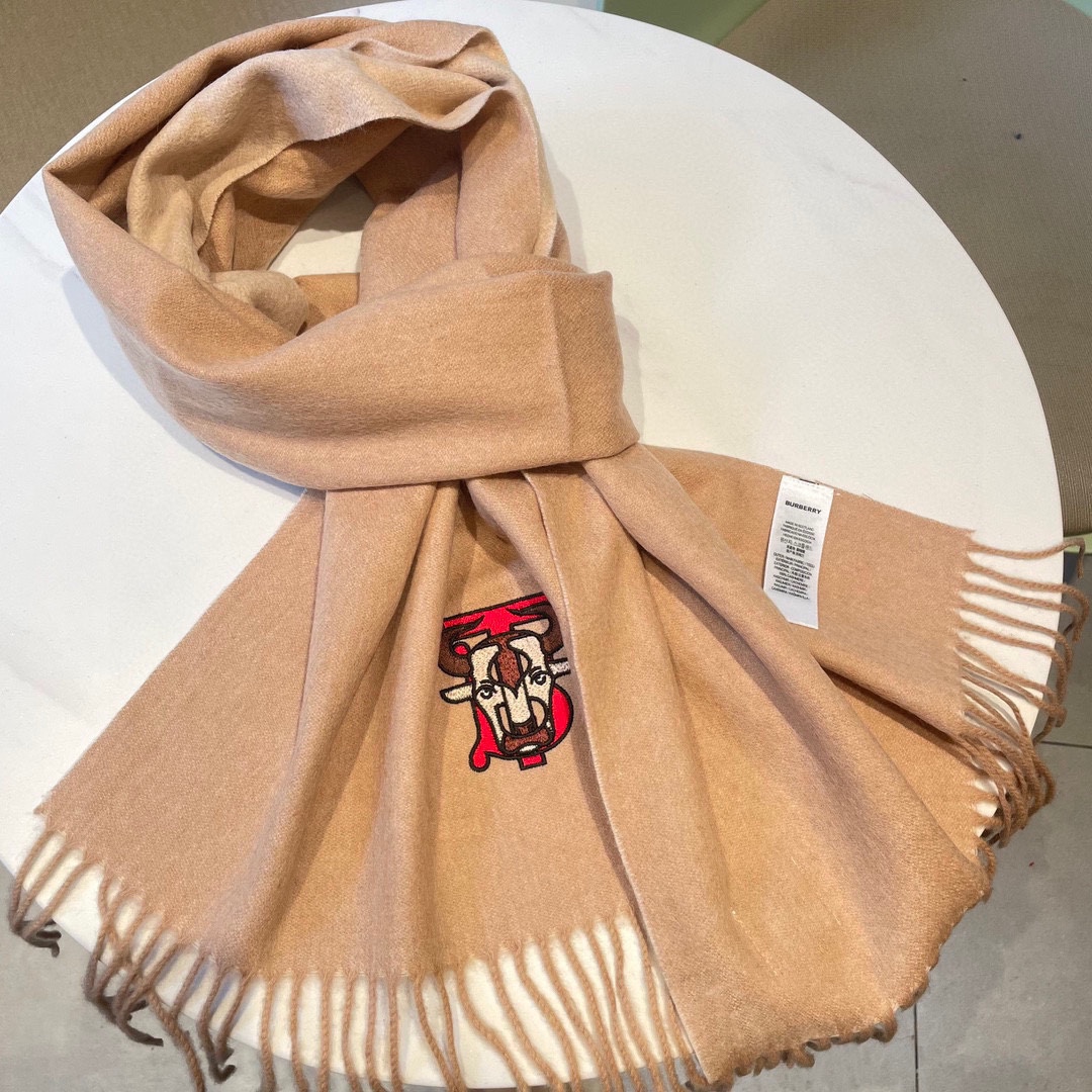 Burberry巴宝莉️绝对的家属福利双层织造两面不同颜色一条围巾二种风格高难度工艺锁边很特别的设计经典