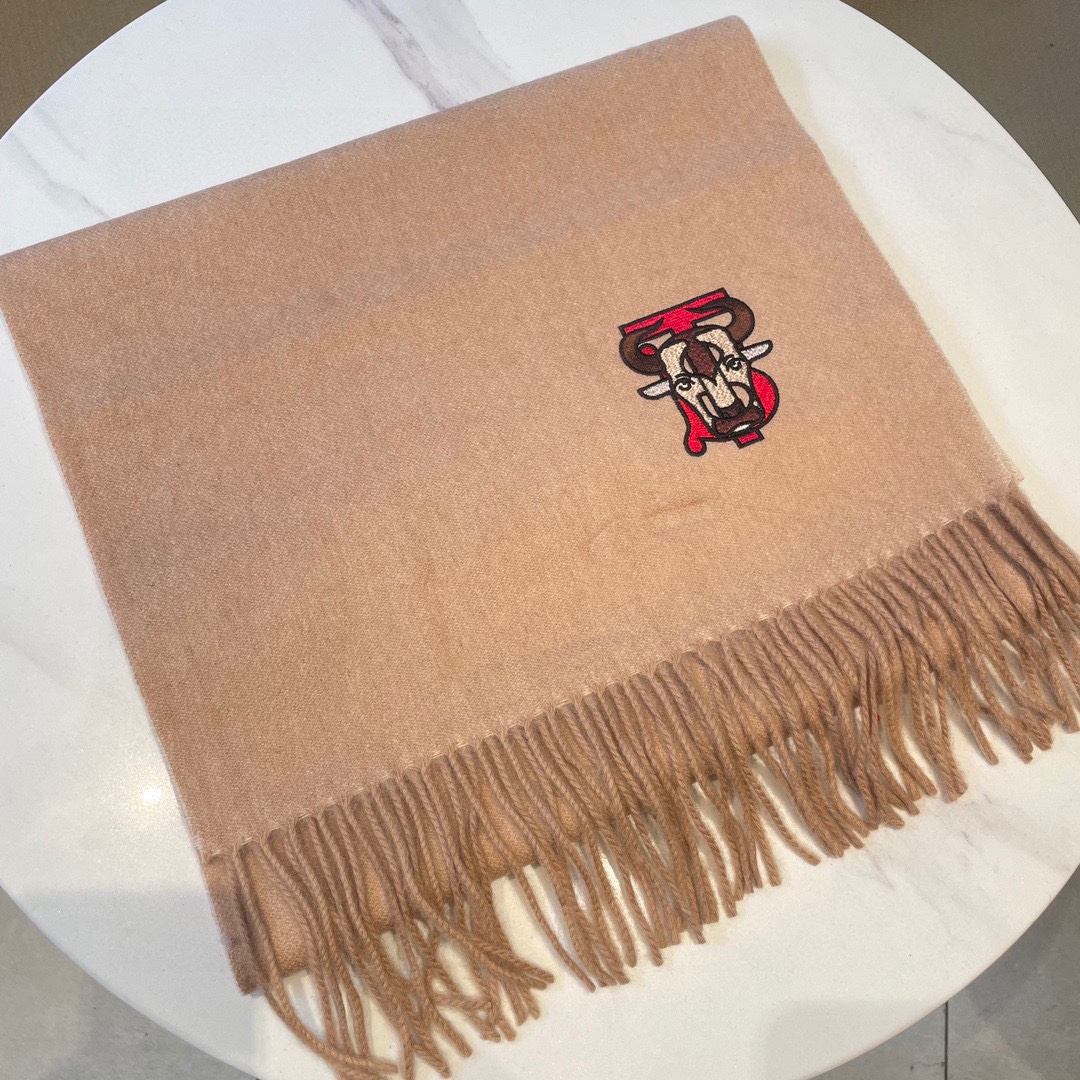 Burberry巴宝莉️绝对的家属福利双层织造两面不同颜色一条围巾二种风格高难度工艺锁边很特别的设计经典
