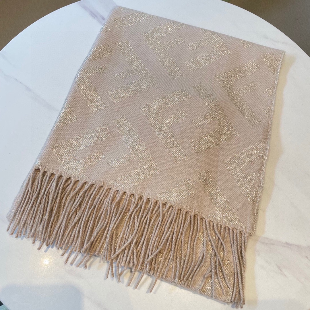 FENDI新款双F流苏羊绒长巾️极度舒适的低饱和度编织罕见之至的buling游离金丝纱线高级感飙升经典的