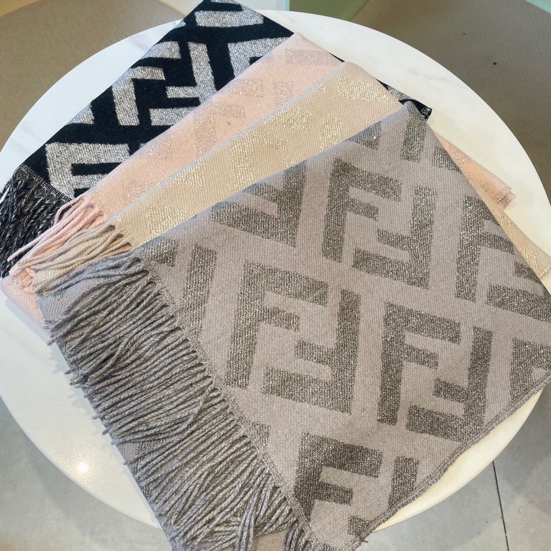 FENDI新款双F流苏羊绒长巾️极度舒适的低饱和度编织罕见之至的buling游离金丝纱线高级感飙升经典的