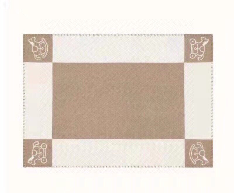 NO:171772,Hermes · Pure and pure original, big H baby blanket children's cashmere blanket baby blanket, adults and children can use it. I think the classic model is too big and inconvenient to carry. This model is really great. It must be brought on for airplane travel. This baby  Pink missed and cried in the toilet [Tearing] The last order collected, Hermès top children's cashmere blanket, French order. Classic to treasured goods, absolutely real cashmere blanket. Those who know how to use the goods will know that the suede is still soft without having to touch it. It will not be tucked at all when you take it out. It is classic when you take it out. Blue and pink are kept by yourself. This is truly practical. You can make decorative blankets at home.  Put it in your spare time. Put it in the office when it is cold. You can also put it on the body and shape it. Needless to say, the most practical fabric is real cashmere, you can tell at a glance, specifications, 100x140cm, double-sided jacquard craftsmanship, both positive and negative colors, 10 cashmere, 90 fine wool, the raw materials of this model are better than those of adults, very soft and not tied at all, can be used by children and adults, high-end products, high-version scarves, hermes, blankets19860909Hermes · 尾单纯纯纯原单,大H宝宝毯儿童羊绒毛毯婴儿毯,大人儿童都可以用,觉得经典款太大不方便携带的,这款实在太赞了,飞机旅行必带,这款baby pink错过真的哭晕在厕所[流泪]收过来的尾单,Hermès极品儿童羊绒毛毯,法国的订单.经典到必须珍藏的货,绝对的真真正正的羊绒毯,懂货的上手一摸就知道,不用起绒面依然软软,直接接触皮肤一点不扎,什么时候拿出来都是经典的,蓝色粉色都自留,拒绝烂大街这款真心实用,可以居家做装饰毯休闲披下.冷时放车上办公室.还可以披身上凹造型.最实用的好东西面料不用多说,真羊绒,一看就知道,规格,100x140cm,双面提花工艺正反两色,10羊绒,90精细羊毛,这款的原料要比成人款的更好,很柔软,一点也不扎,儿童大人都可以用,高端货,高版本围巾,hermes,blankets,scarf