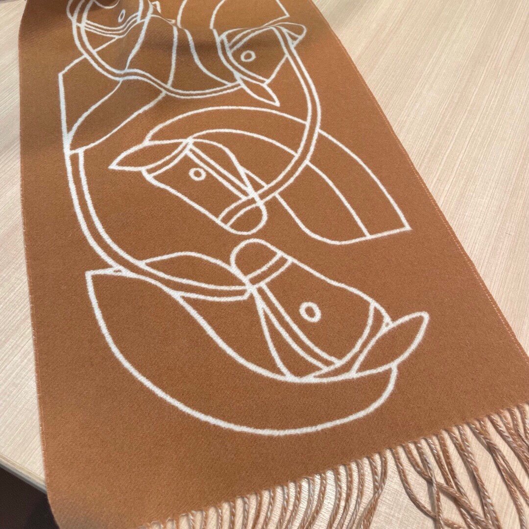 HermesCasaqueEntrelacsEquestres围巾️这款山羊绒围巾采用细腻的撞色提花编织