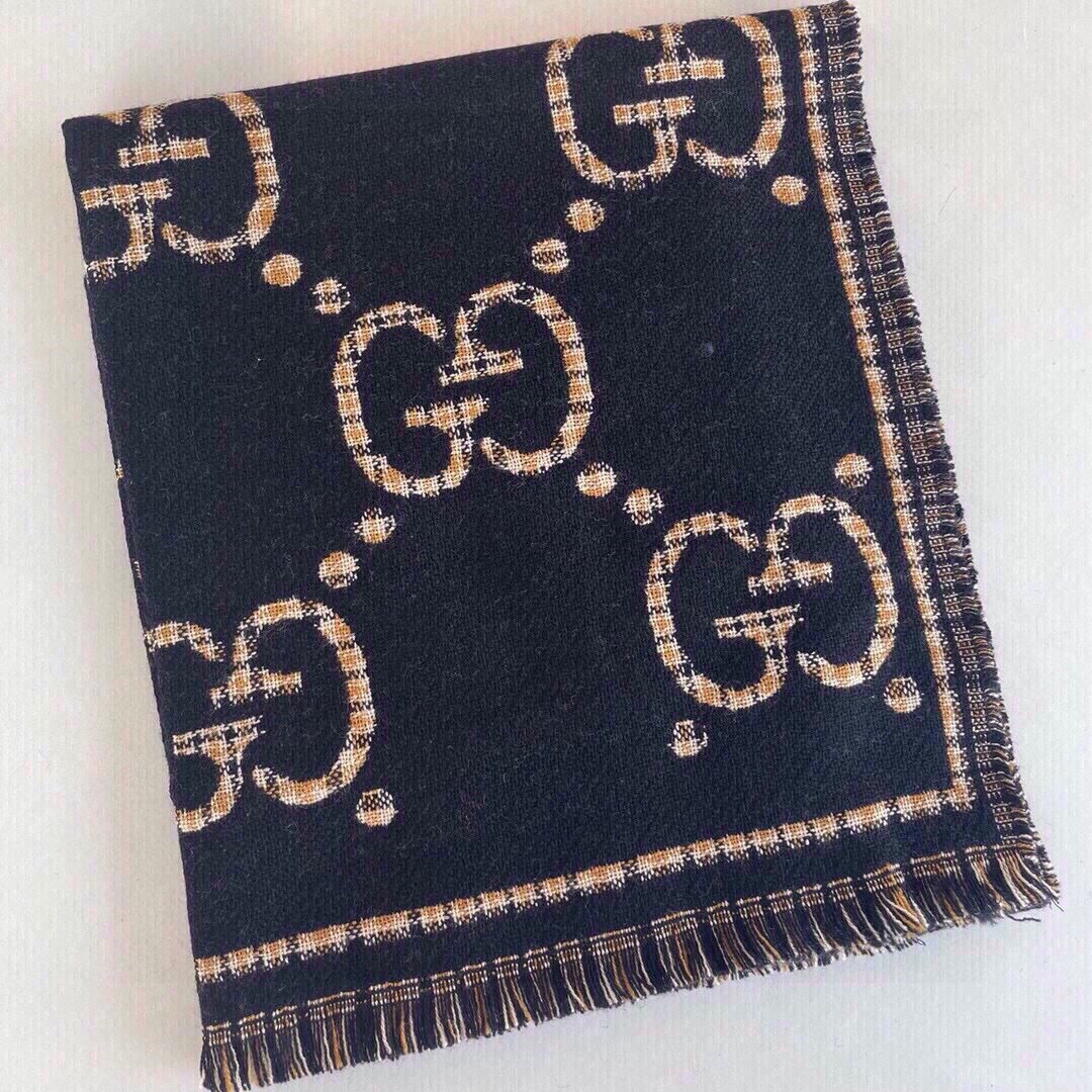 品名Gucci风格字母面料羊毛尺寸47*180颜色咖色黑色羊毛真丝围巾装饰超大造型设计GG图案于1970