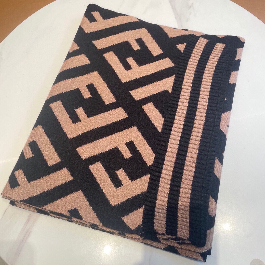Fendi经典FF针织长巾️喜欢小众不撞款的Fendi推荐入！时髦过冬！！非常的低调奢华精致大气的简约设
