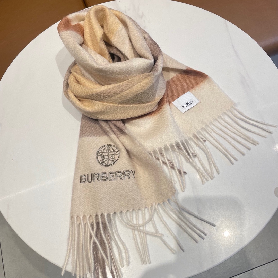 Burberry巴宝莉新款重磅水波纹羊绒围巾️美腻的情侣款真的是高端Level重磅极品️妥妥的家属福利我