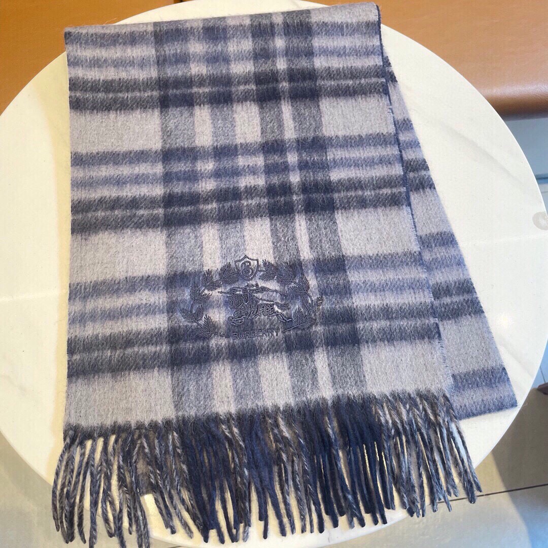 Burberry典藏款双面围巾️这才叫真正的家属福利️B家这款羊绒披肩的面料非常满意手感真的好到不行️寒
