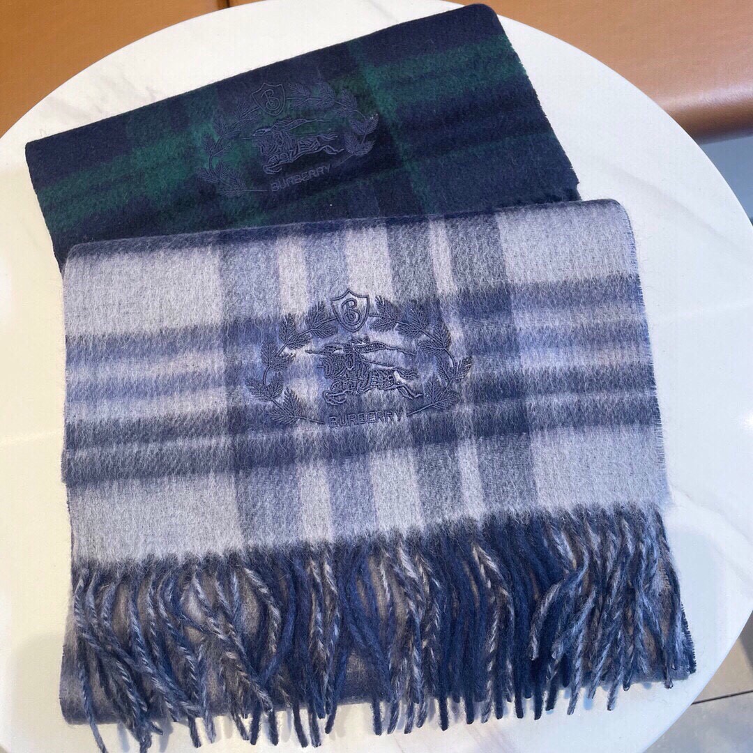Burberry典藏款双面围巾️这才叫真正的家属福利️B家这款羊绒披肩的面料非常满意手感真的好到不行️寒
