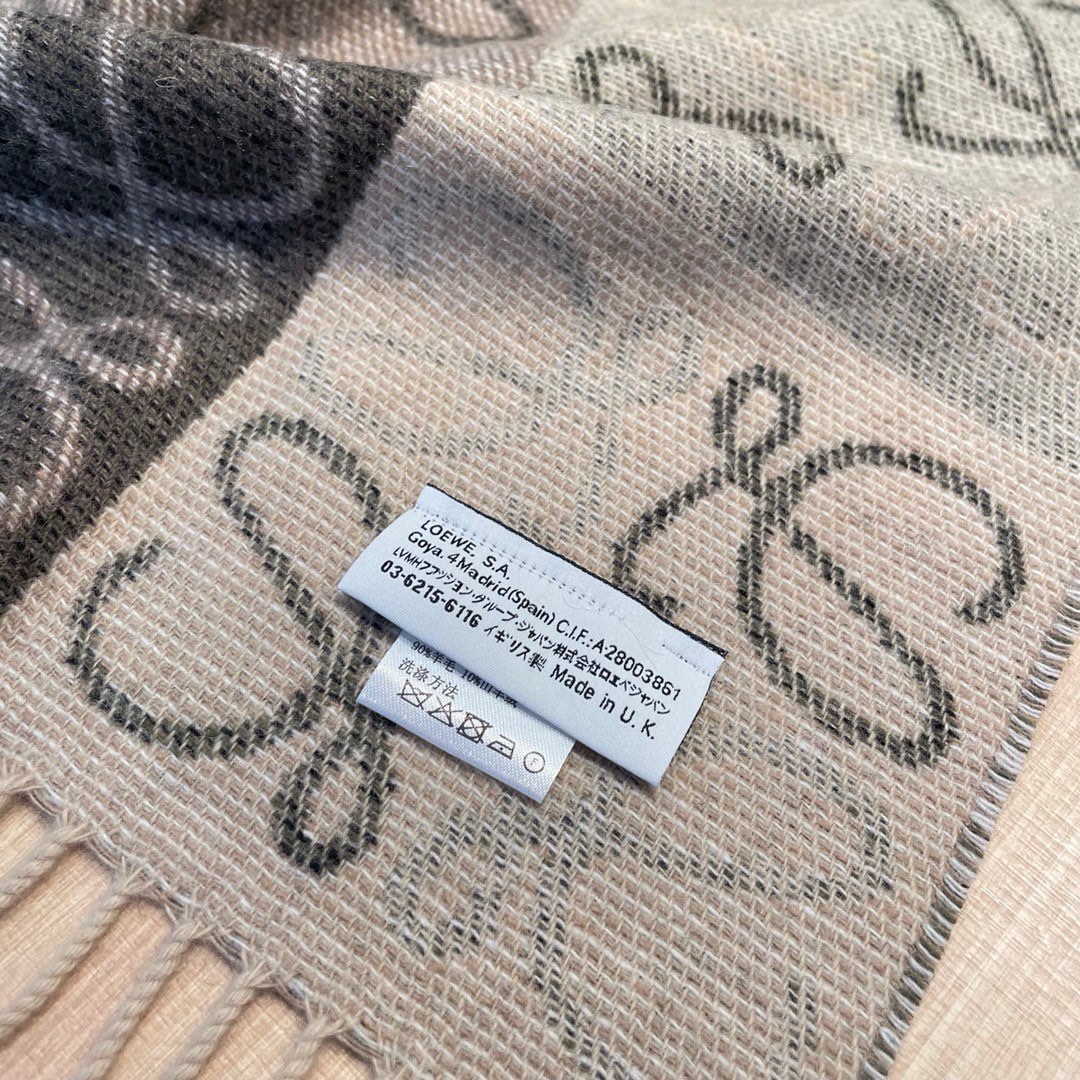 Loewe罗意威双色棋盘格长巾很幸運拿到這個品牌的東西真的不多見很少在國內做訂單款式真的少的可怜️️️羅