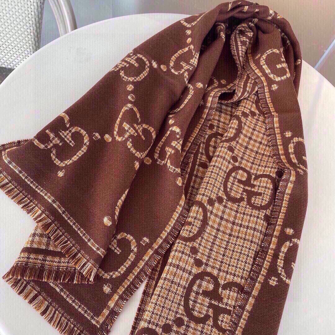 品名Gucci风格字母面料羊毛尺寸47*180颜色咖色黑色羊毛真丝围巾装饰超大造型设计GG图案于1970