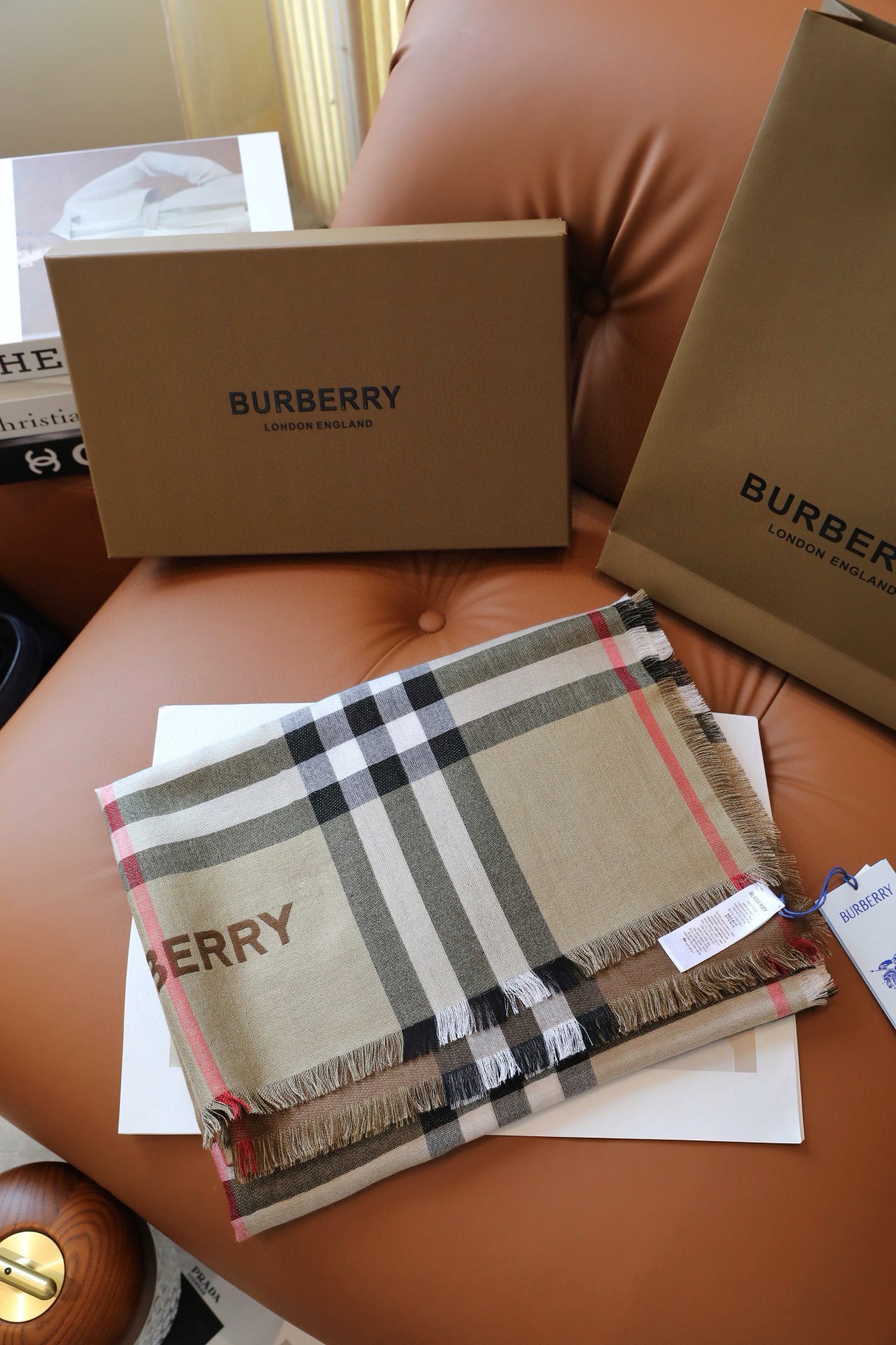 ️重磅奢华！！经典大格纹双面双色完美融合！！Burberry新款双面两用格纹羊绒披肩.经典中的永恒永恒中