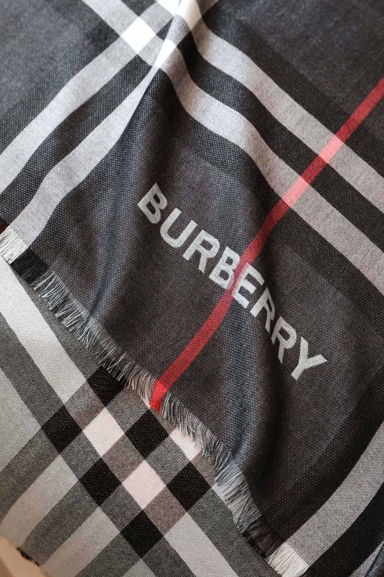 ️重磅奢华！！经典大格纹双面双色完美融合！！Burberry新款双面两用格纹羊绒披肩.经典中的永恒永恒中