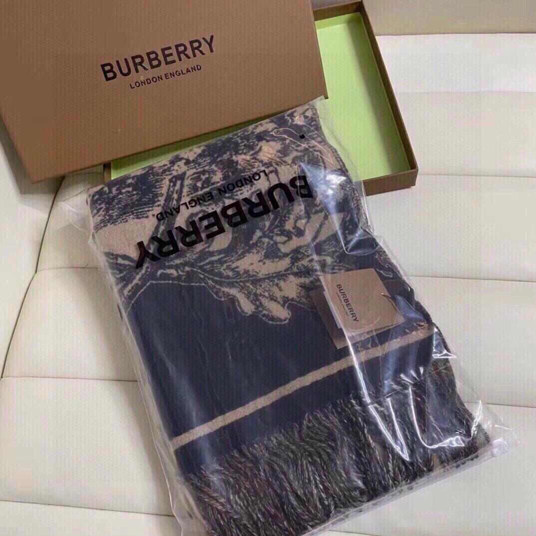 Bur爆款战马骑士双面披肩各种好看被誉为Burberry今年最美的款最经典的提花战马徽标最美的经典焦糖配